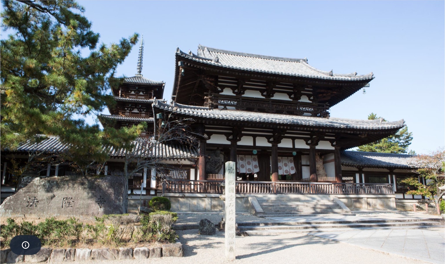 Traditionelle japanische Tempelarchitektur mit Holzstrukturen und schönen Dächern