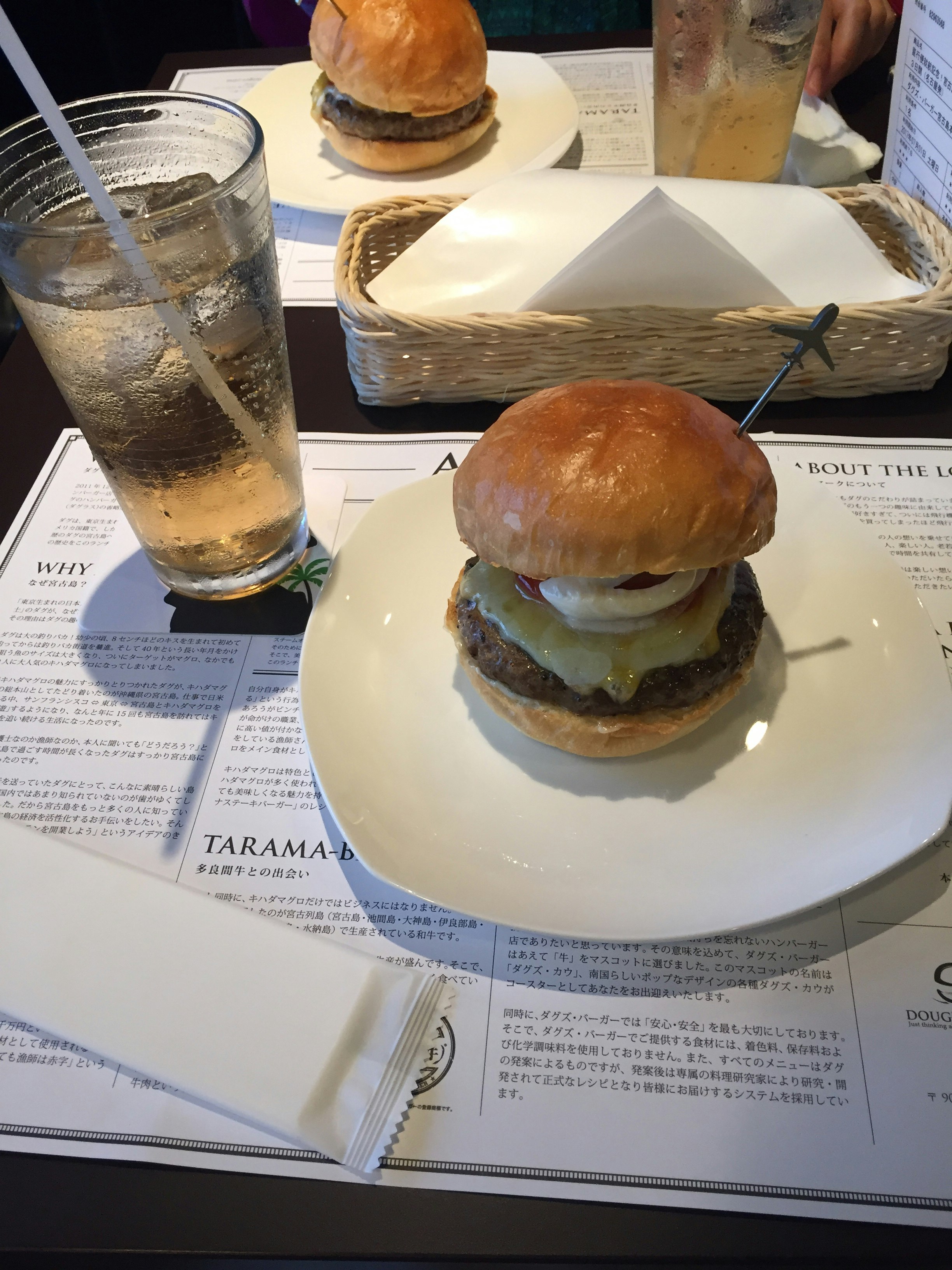 桌上擺放漢堡和一杯飲品