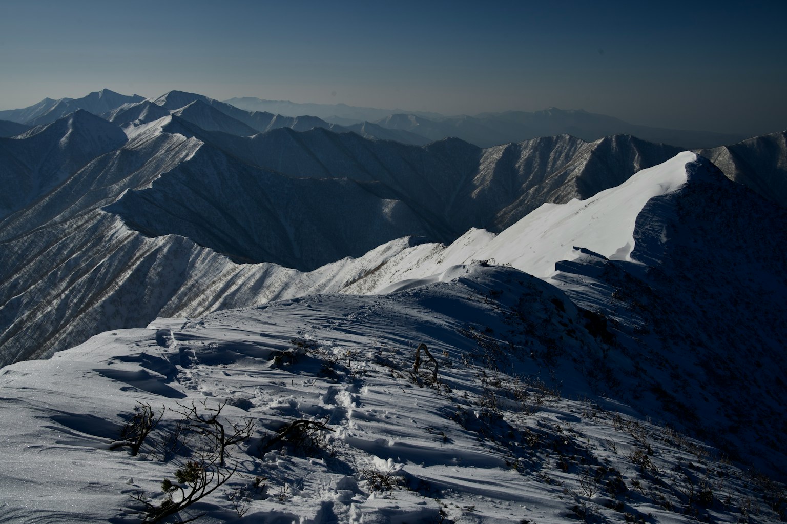 藍天下的雪山景觀