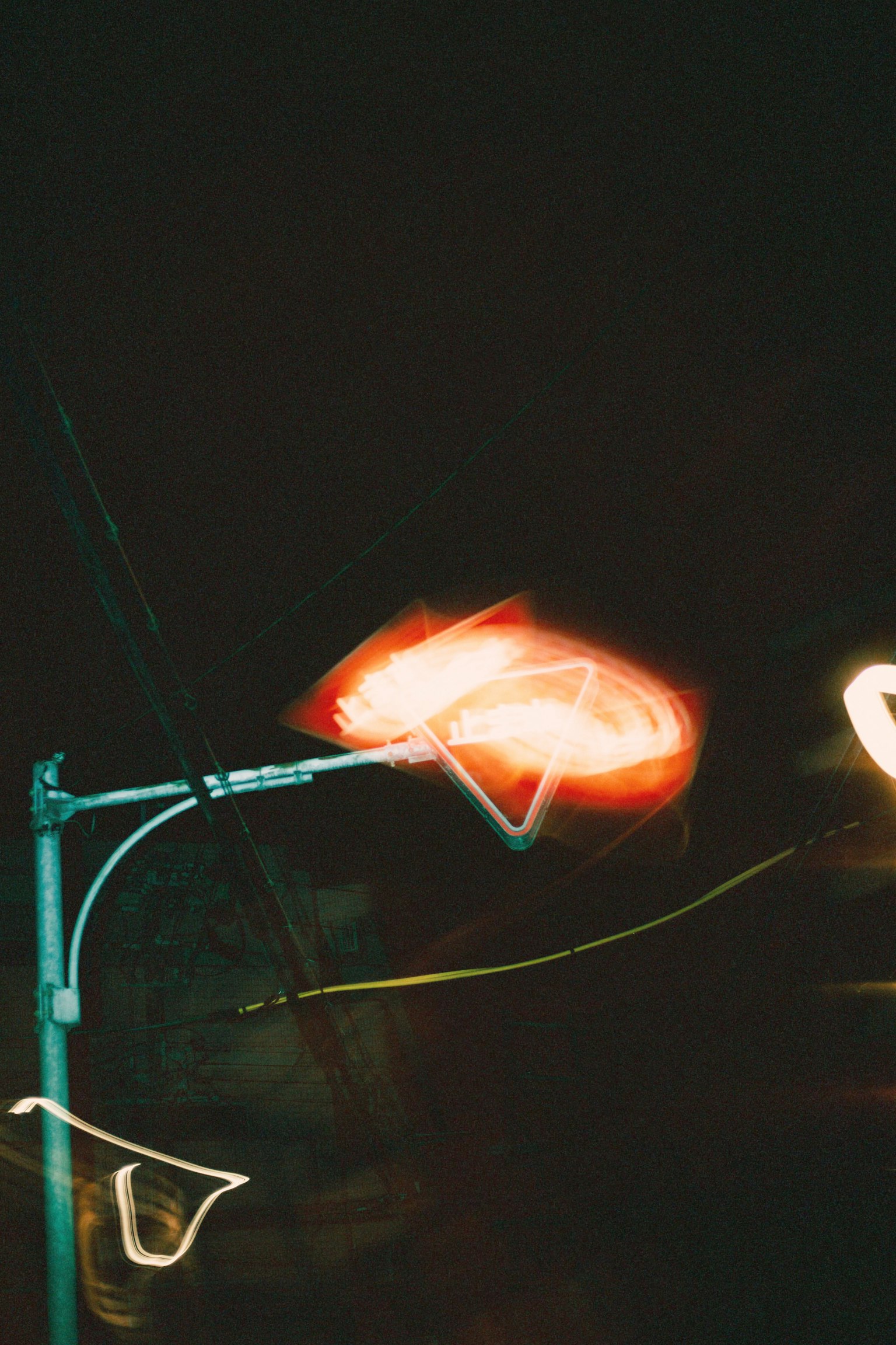 Photo d'un lampadaire avec des traînées lumineuses floues la nuit