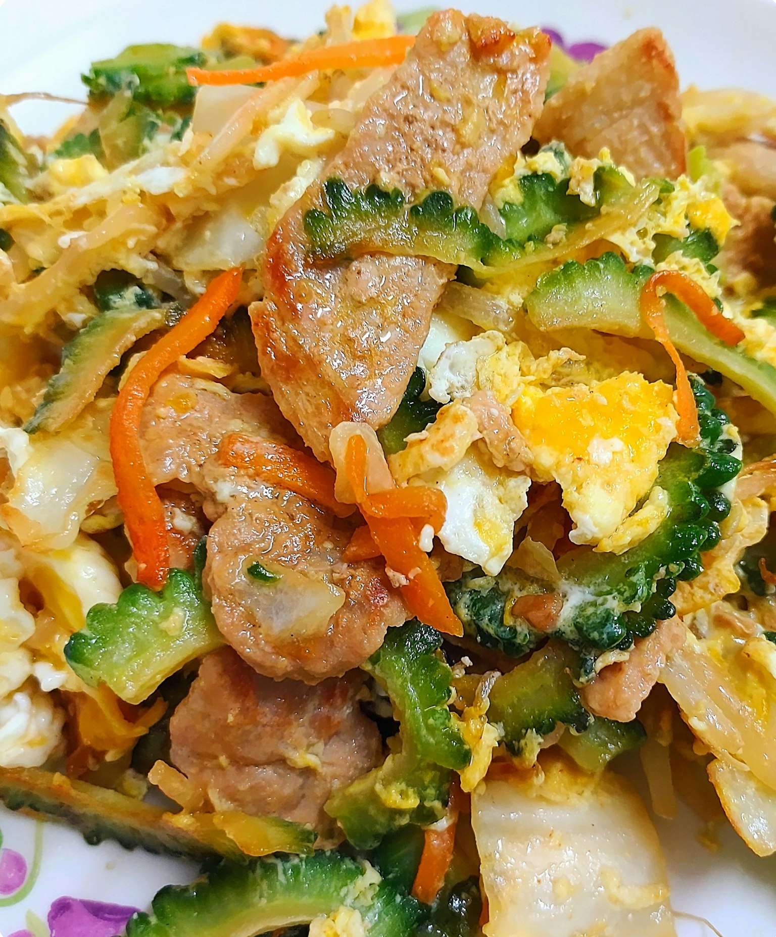 Gebratenes Gericht mit buntem Gemüse und Schweinefleisch