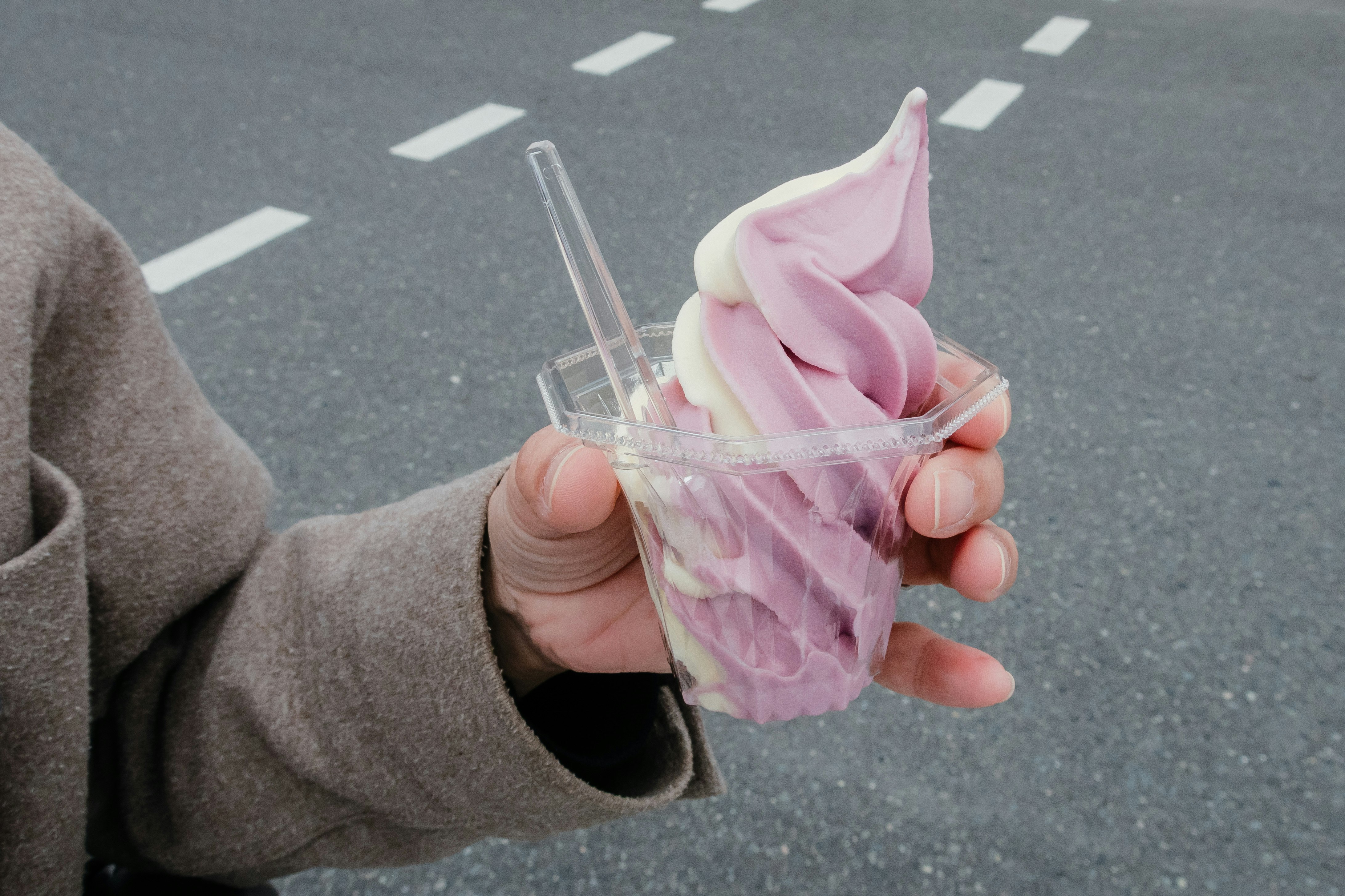 道の駅の屋外で手に持つソフトクリーム