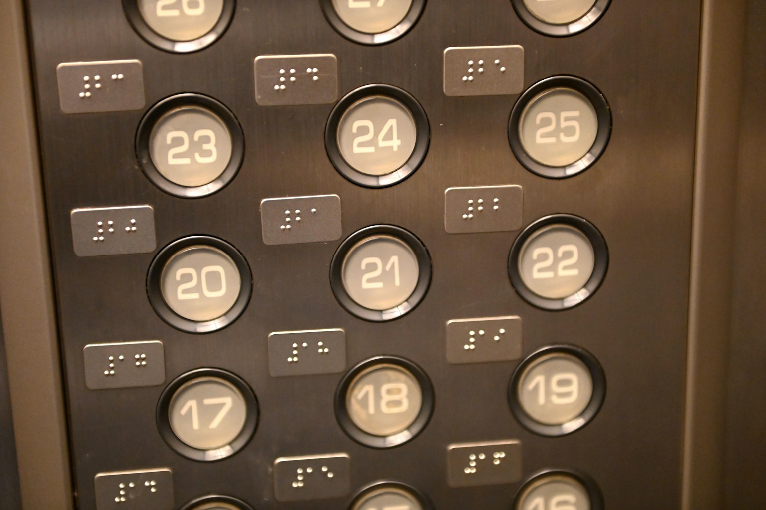 Panel de botones de ascensor que muestra los números de piso del 17 al 25