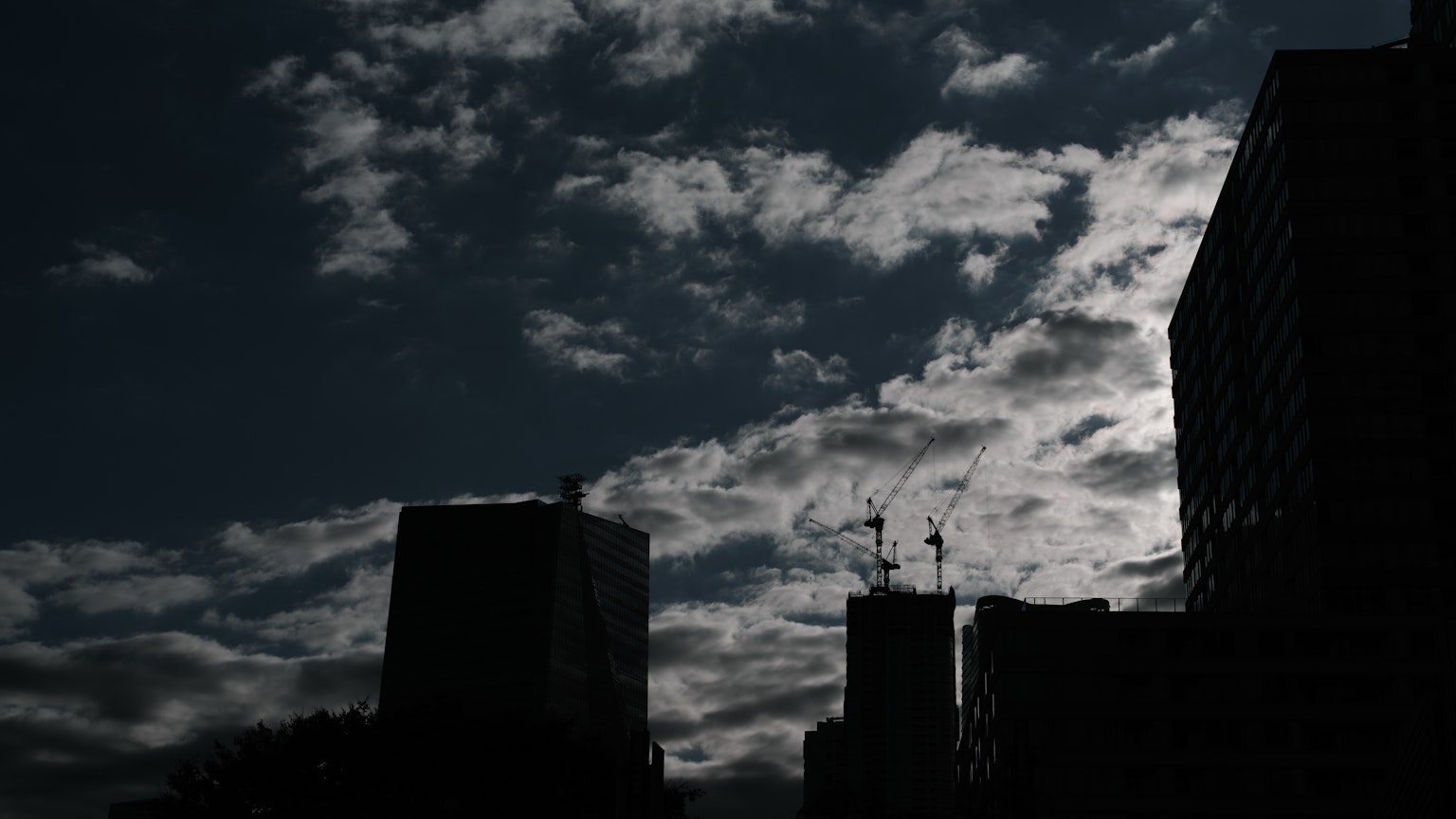 Awan gelap di langit malam dengan gedung siluet