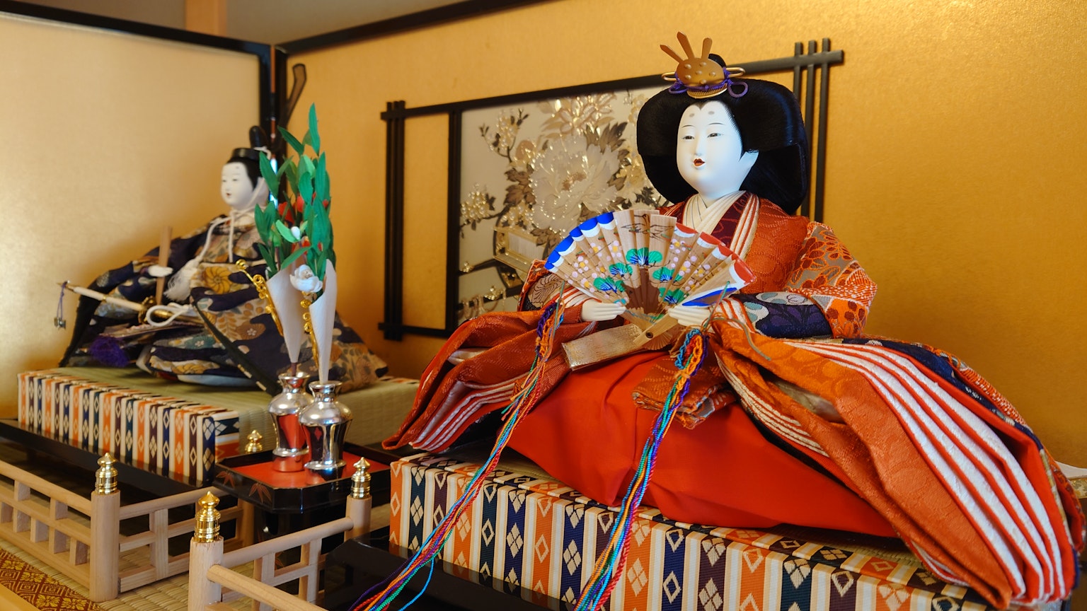 傳統日本雛人形穿著華麗服裝展示於雛祭