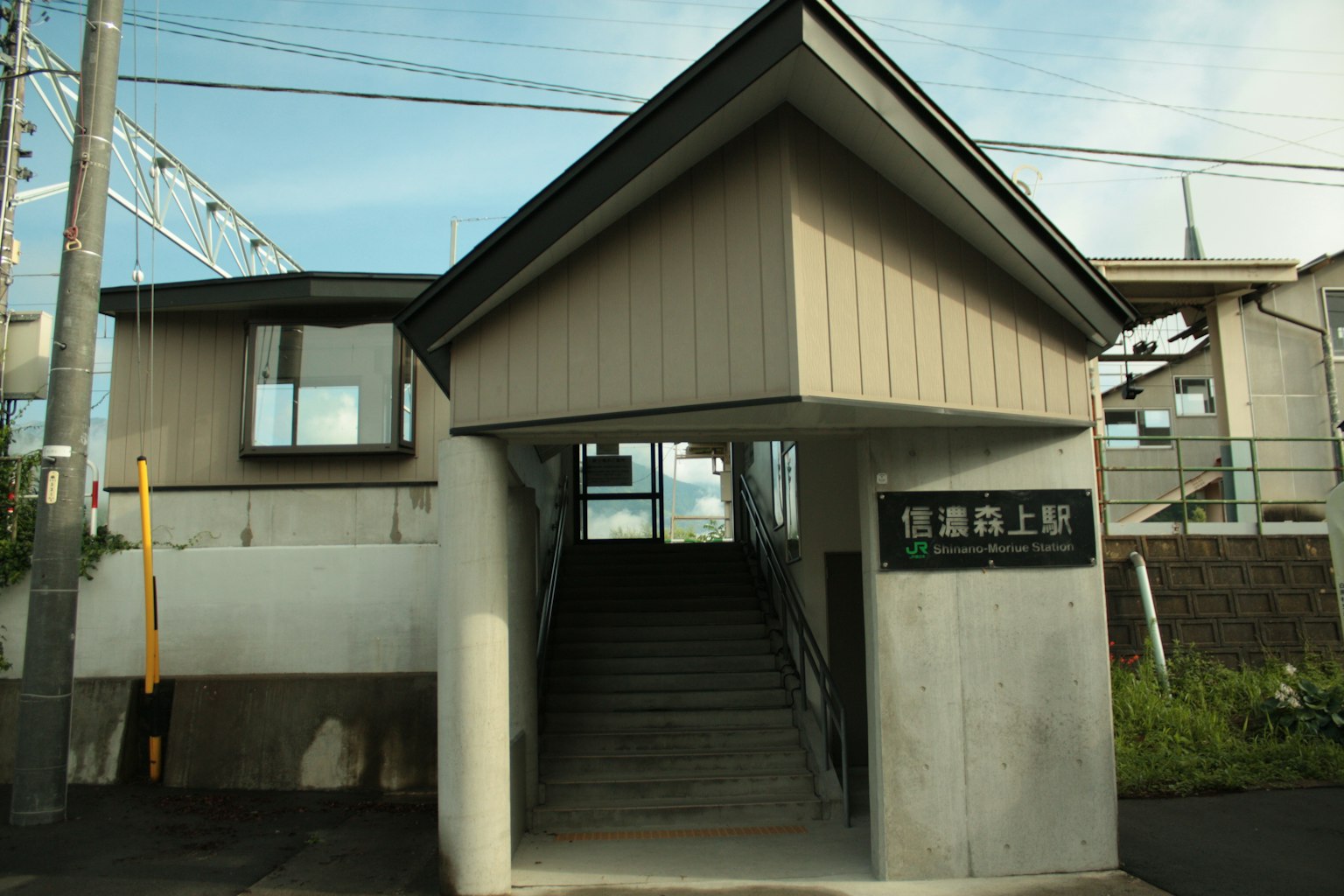 Entrée d'une gare avec des escaliers visibles