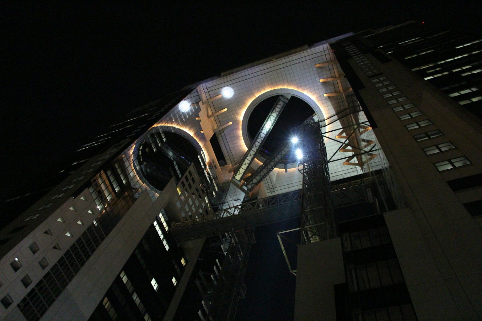 Estructura interior de un edificio moderno iluminada por la noche