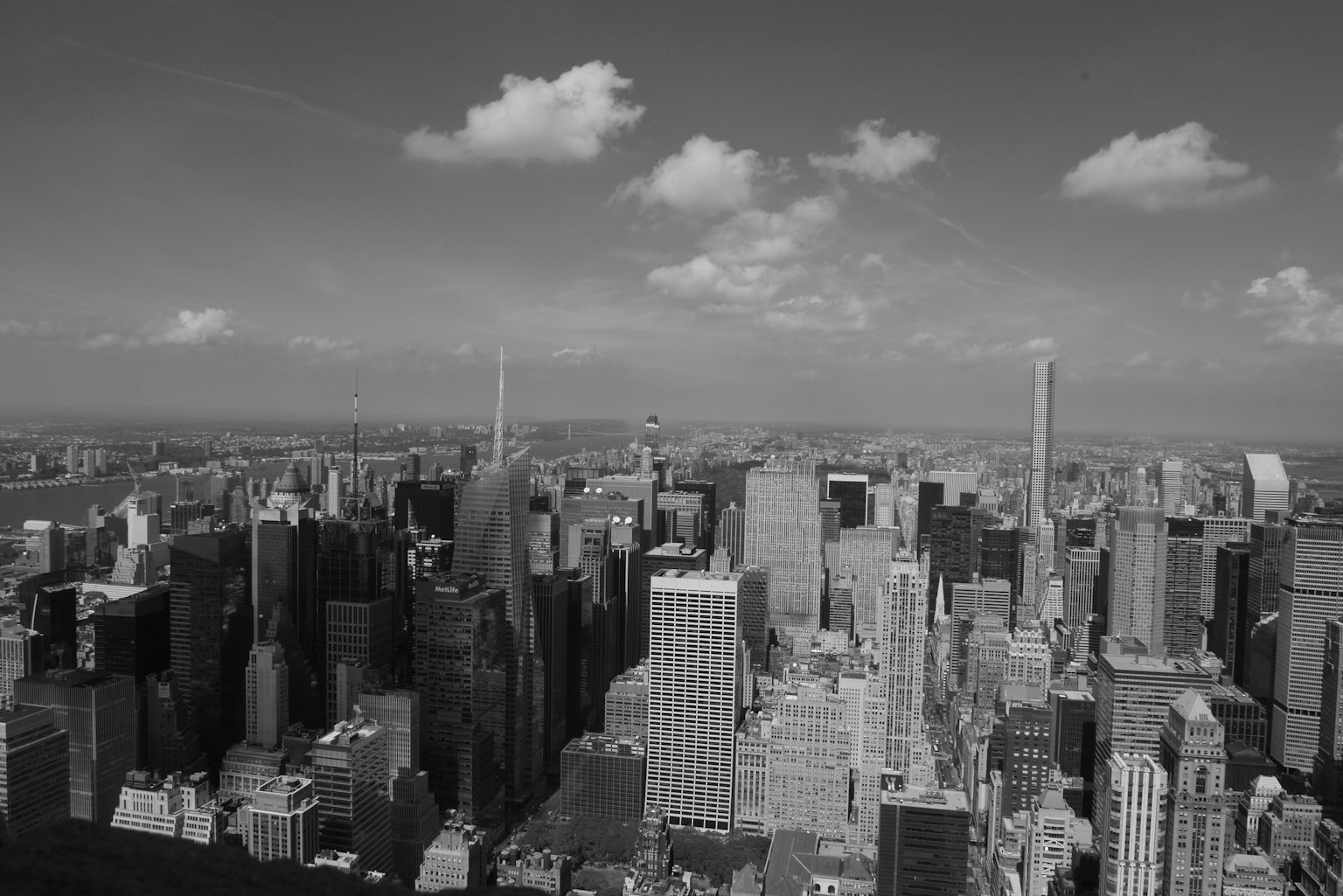 Vue en noir et blanc de la ligne d'horizon de New York avec des gratte-ciel