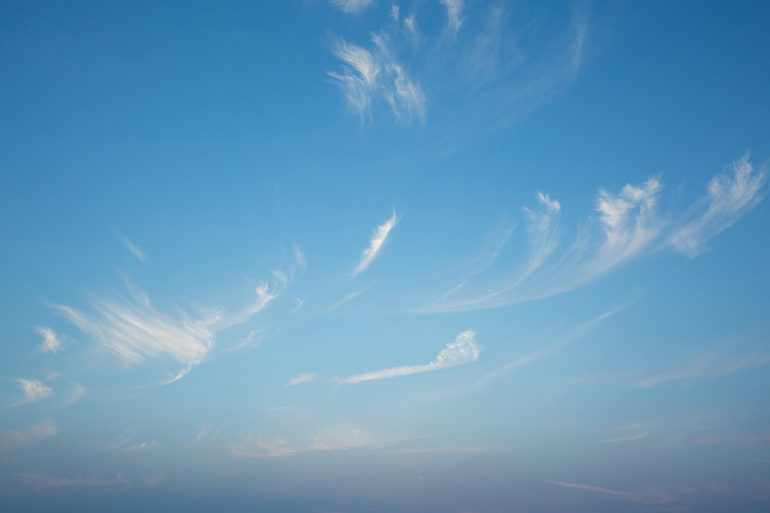Nubes blancas suaves en un cielo azul claro