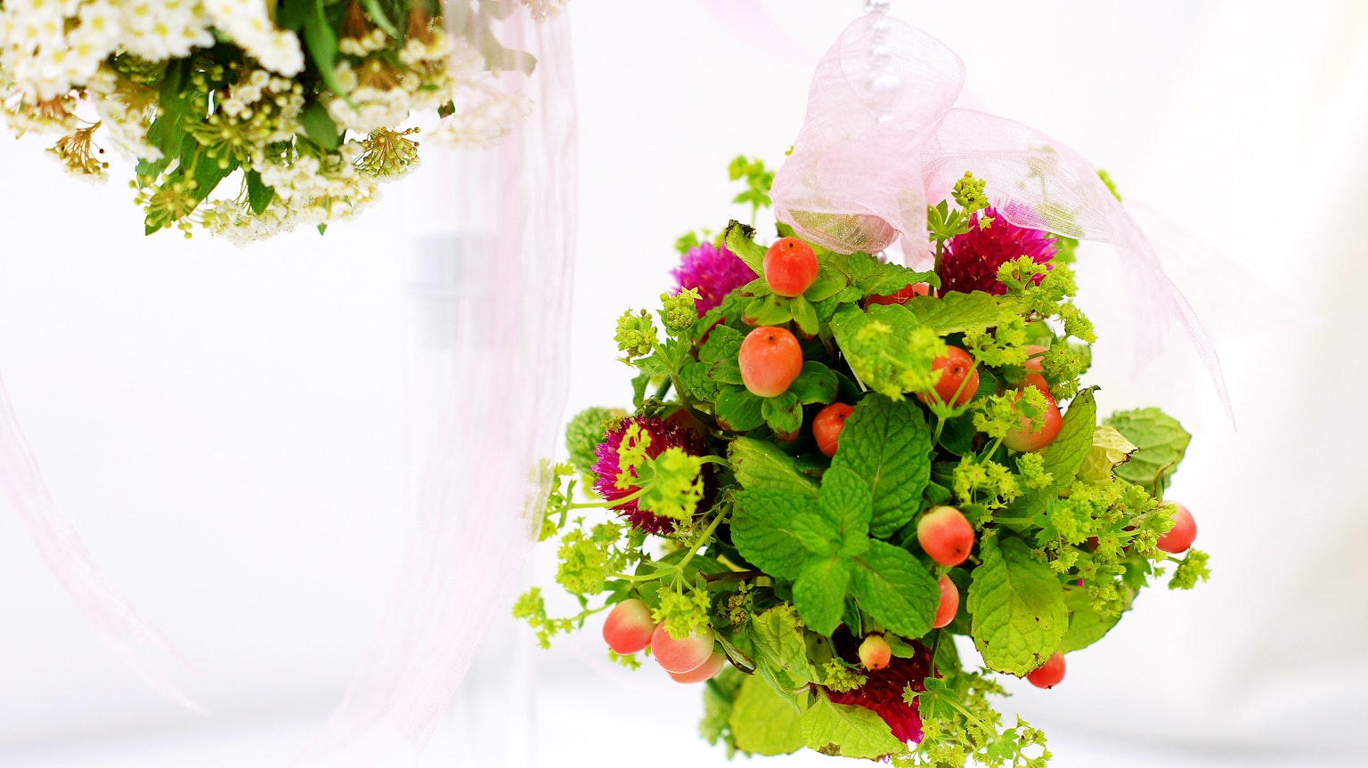 Un bouquet coloré avec des fleurs vives et des feuilles vertes