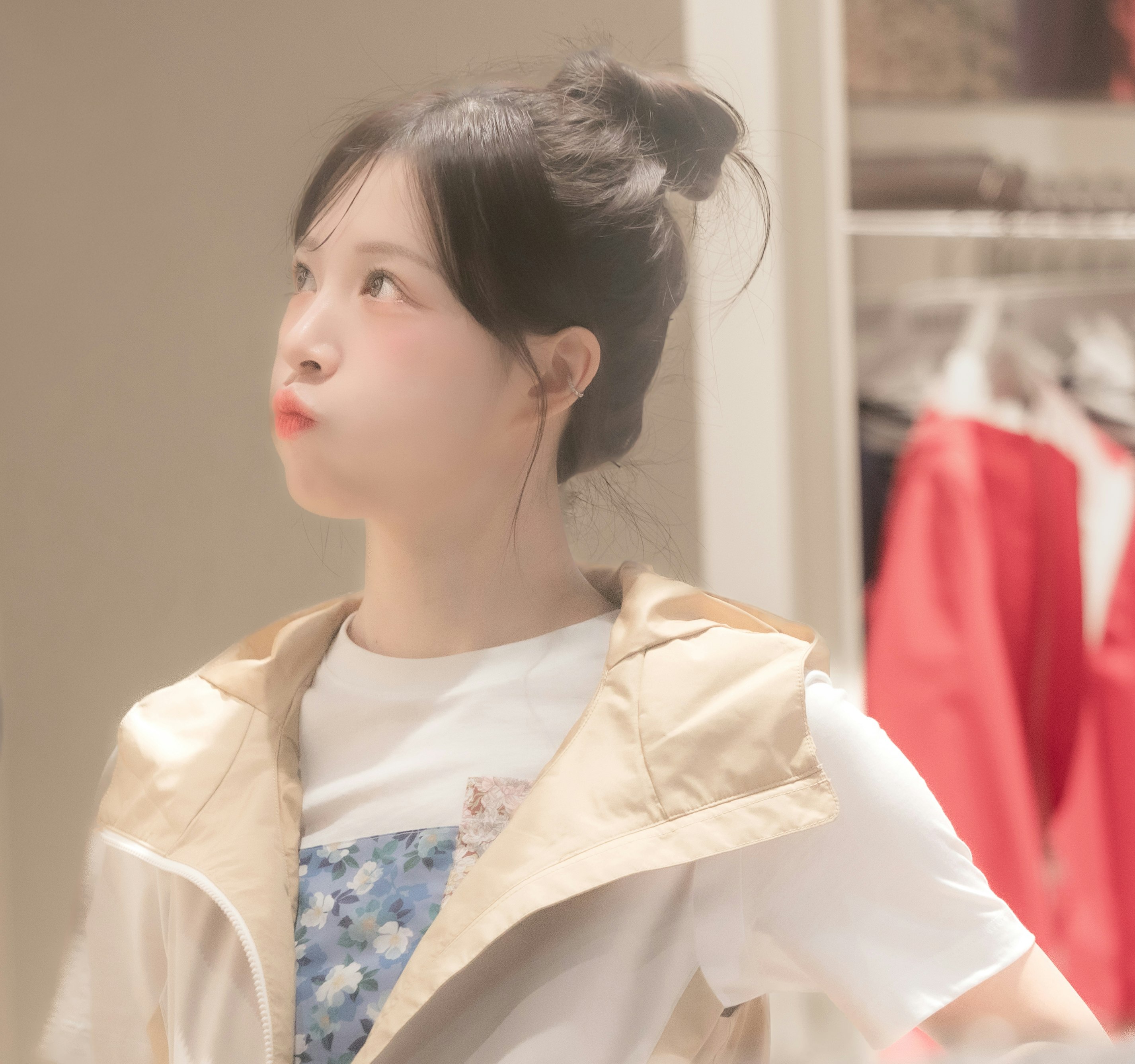横顔の女性が室内で微笑みながら立つ