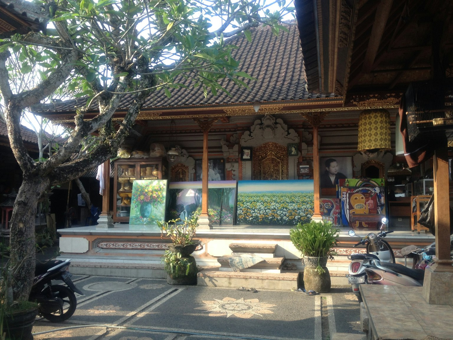 傳統巴厘島建築展示藝術作品和綠植