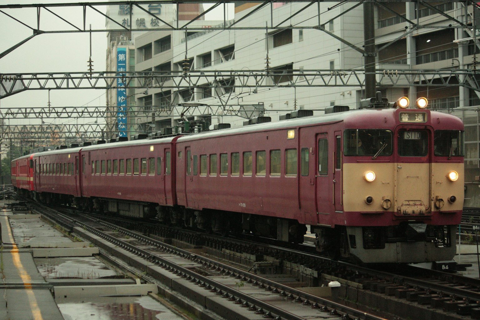 Sebuah kereta merah muda berhenti di stasiun