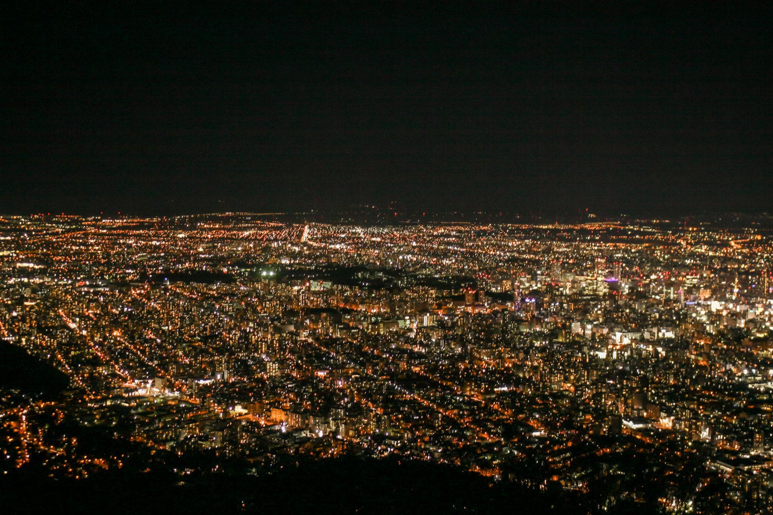 夜间灯光璀璨的城市景观