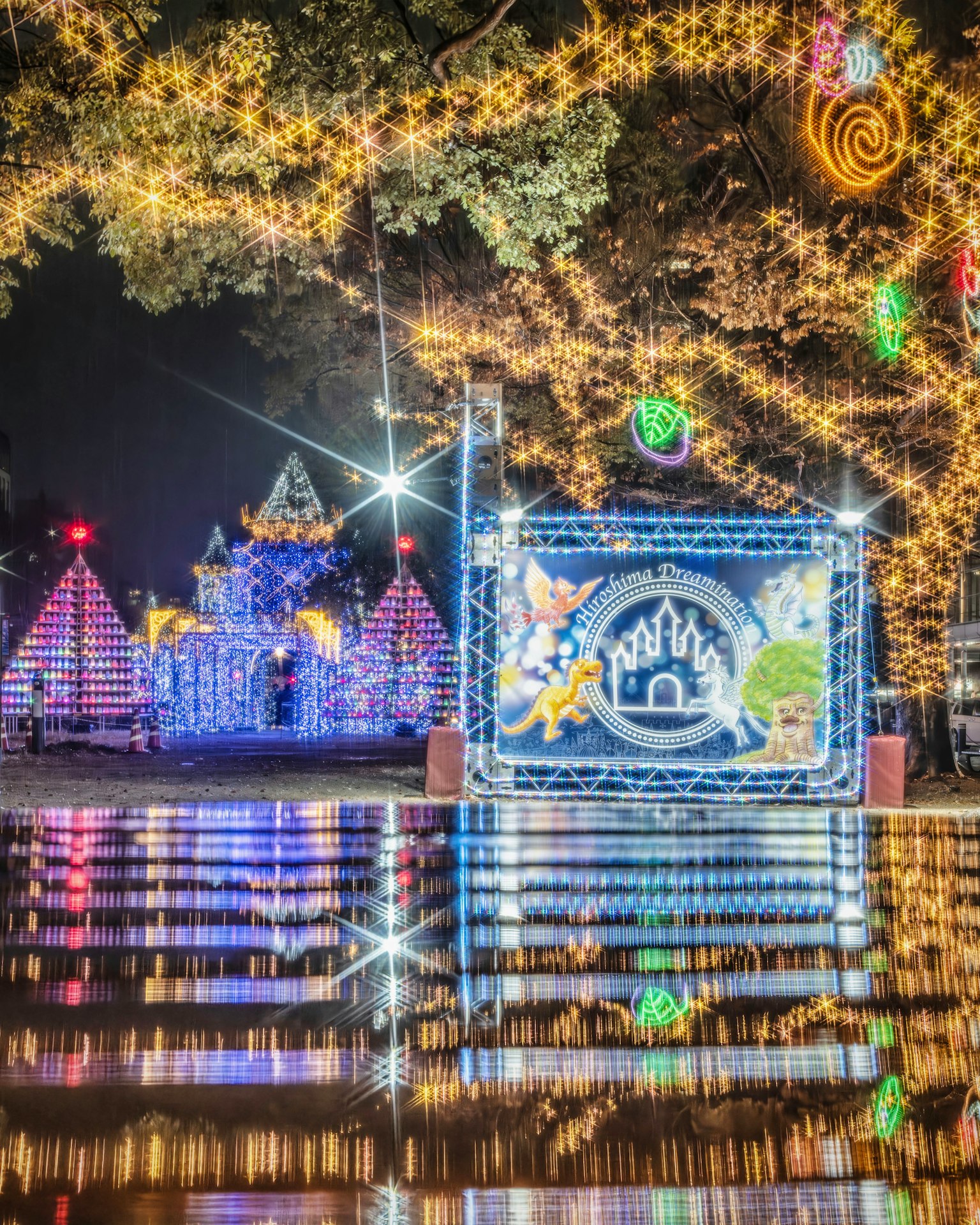 Una festa di luci natalizie in un parco di notte con riflessi sull'acqua