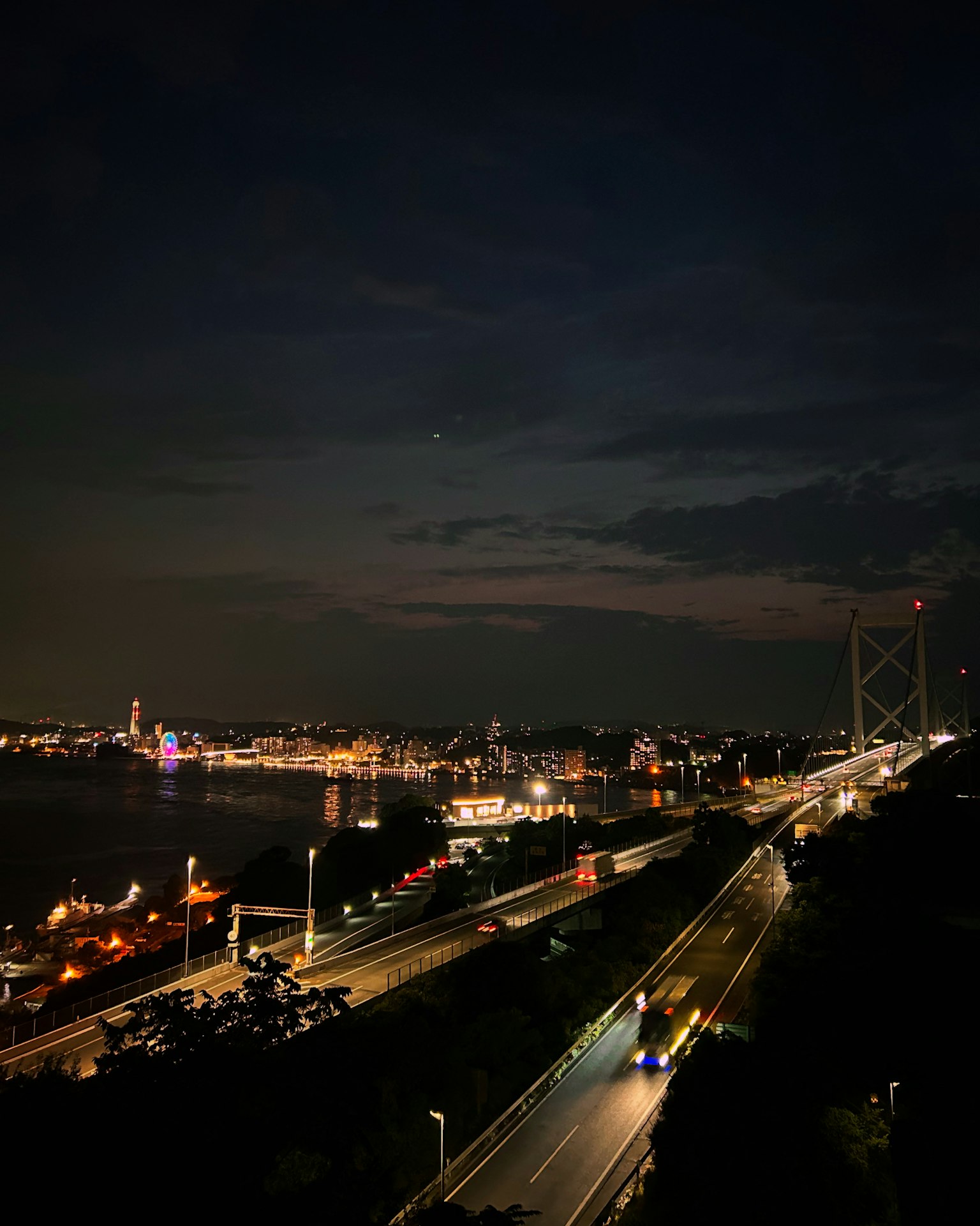 夜间城市景观 带灯光的桥和河边道路
