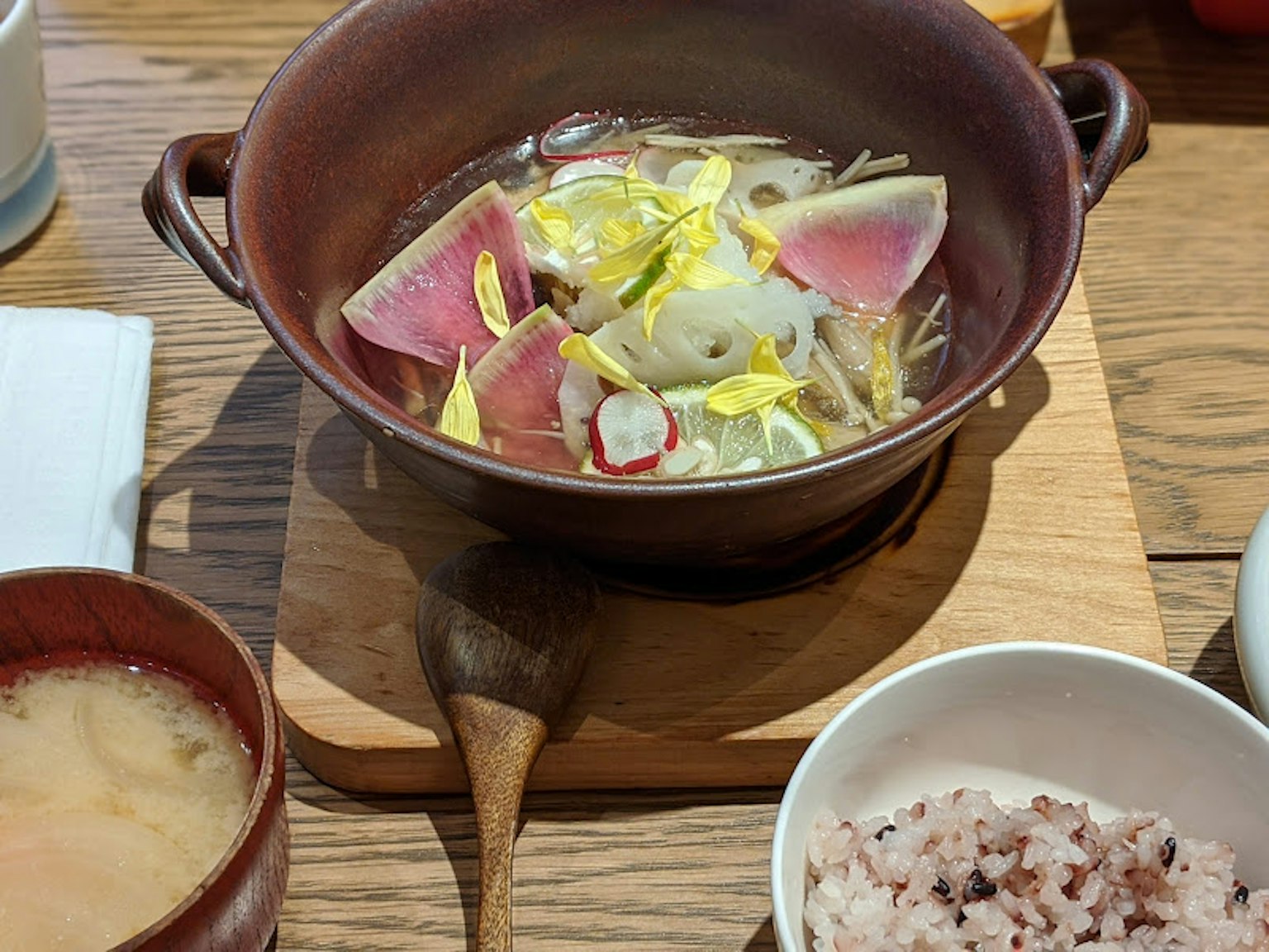 Soupe japonaise magnifiquement présentée avec des légumes et du riz