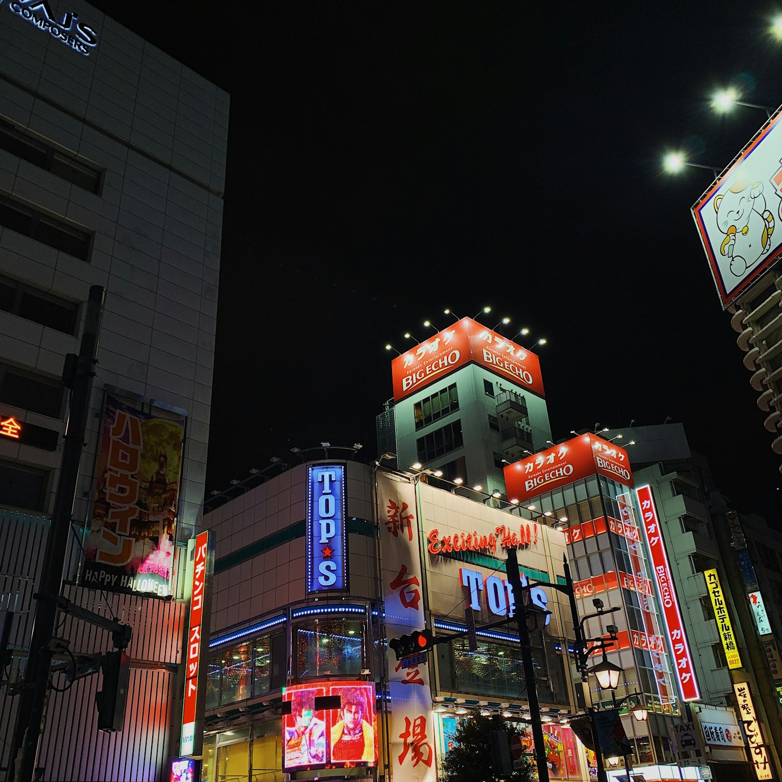Paysage urbain vibrant la nuit avec des enseignes lumineuses et des bâtiments