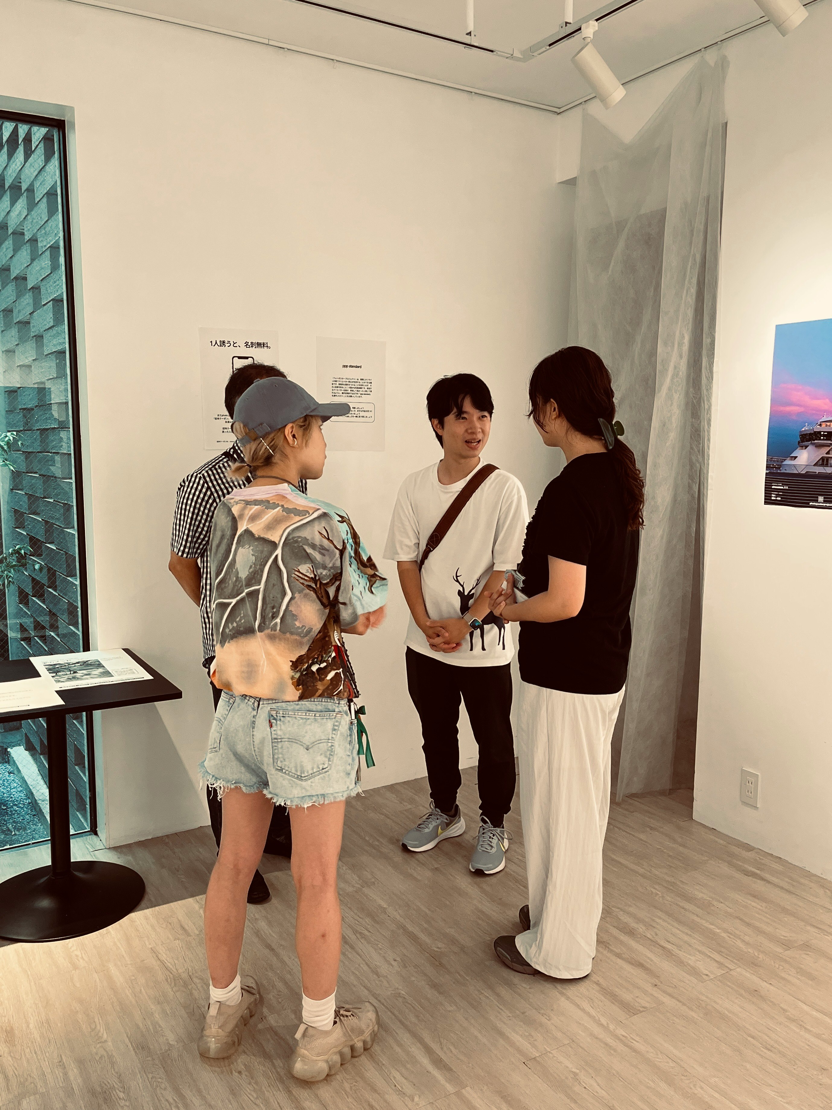展示室で来場者が立ち話をする様子