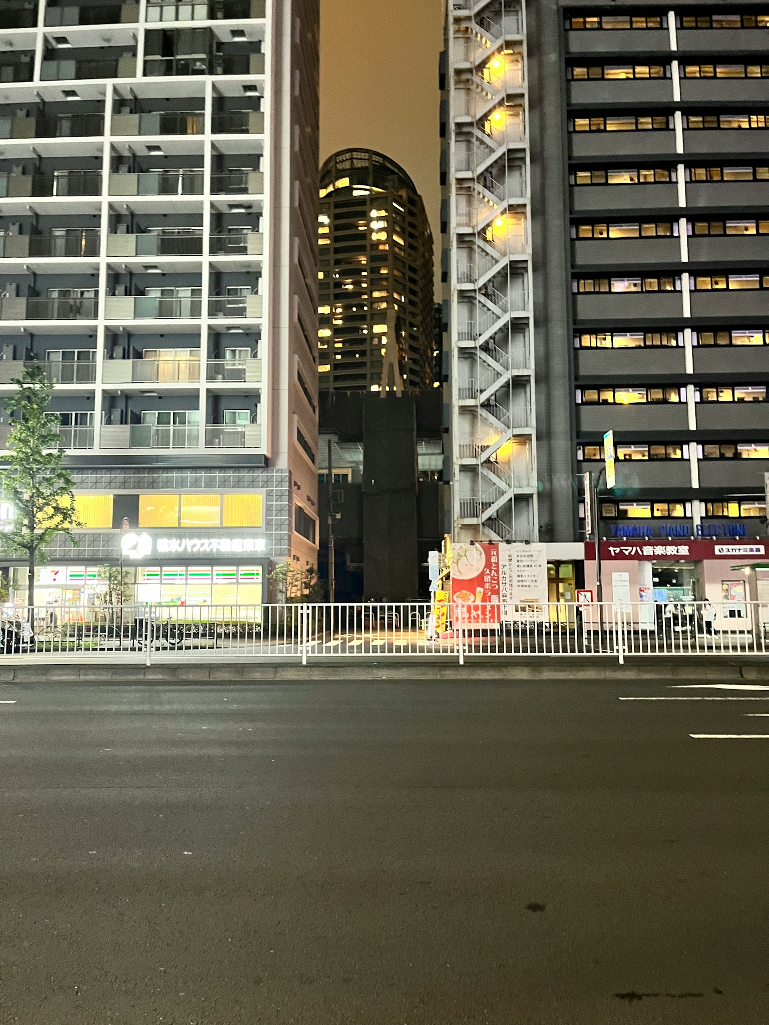 Paesaggio urbano con grattacieli e lampioni di notte