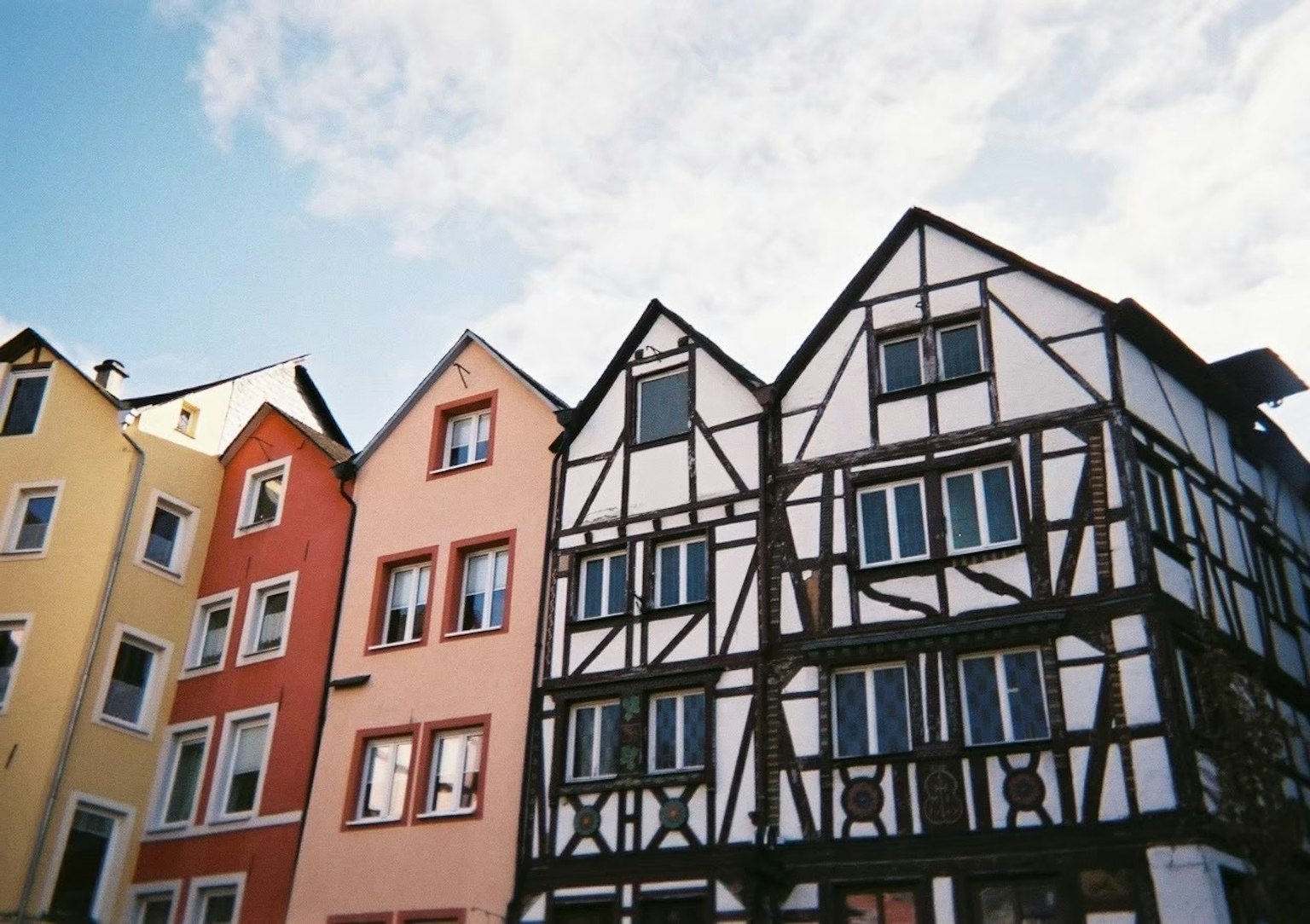 Maisons colorées et bâtiment à colombages dans une rue pittoresque