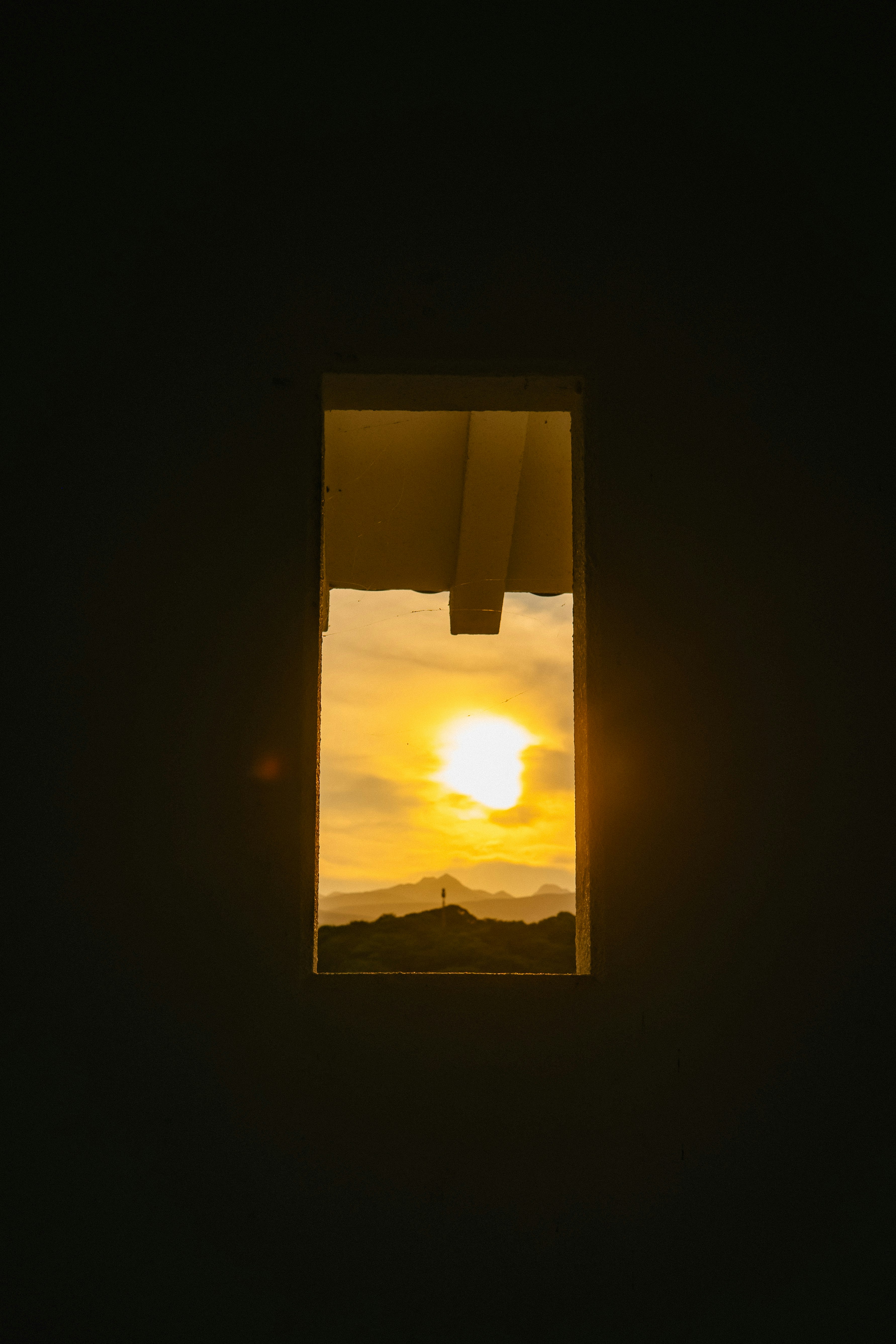 luce del tramonto che filtra da un’apertura della finestra
