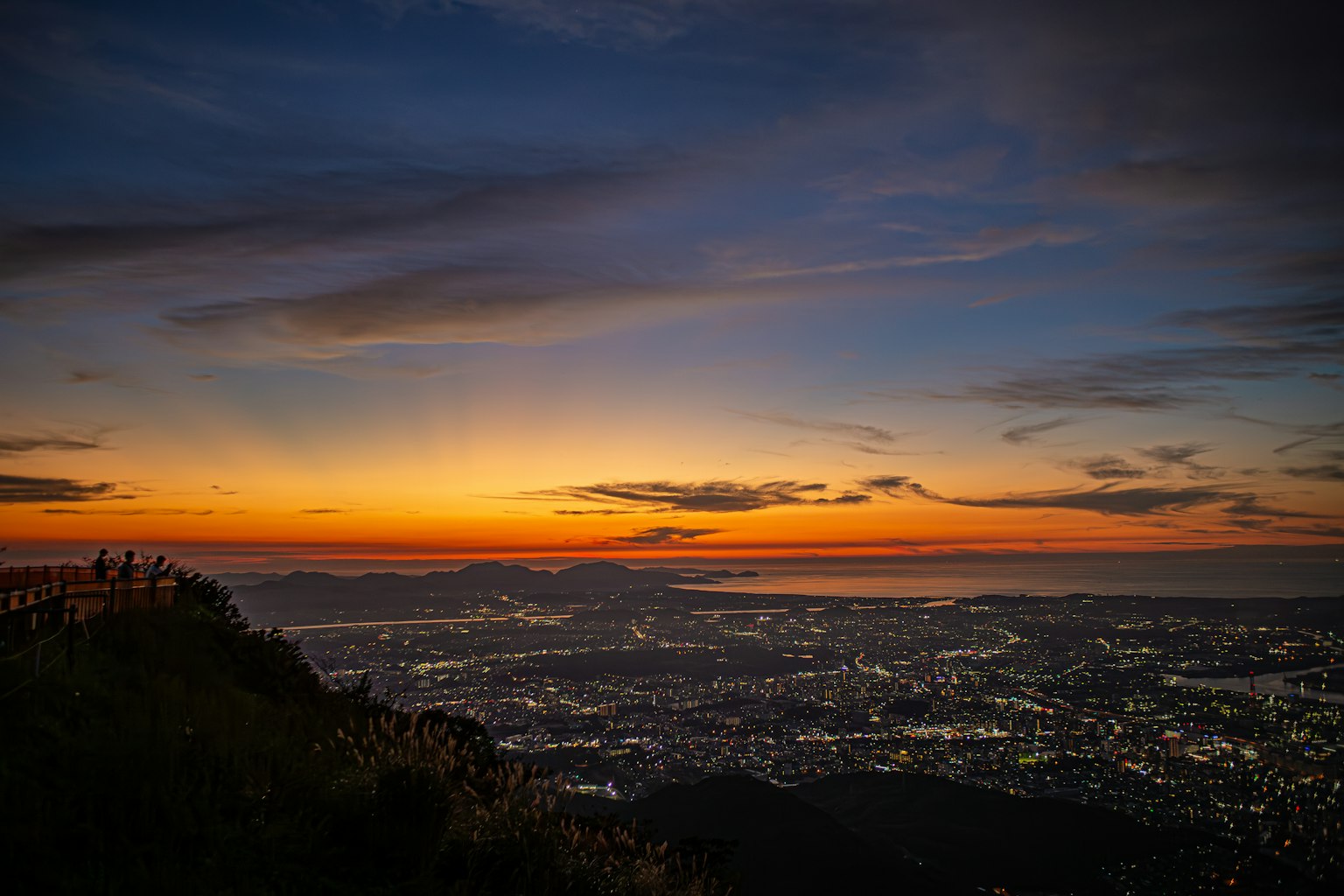 山上俯瞰城市燈光的美麗日落景色