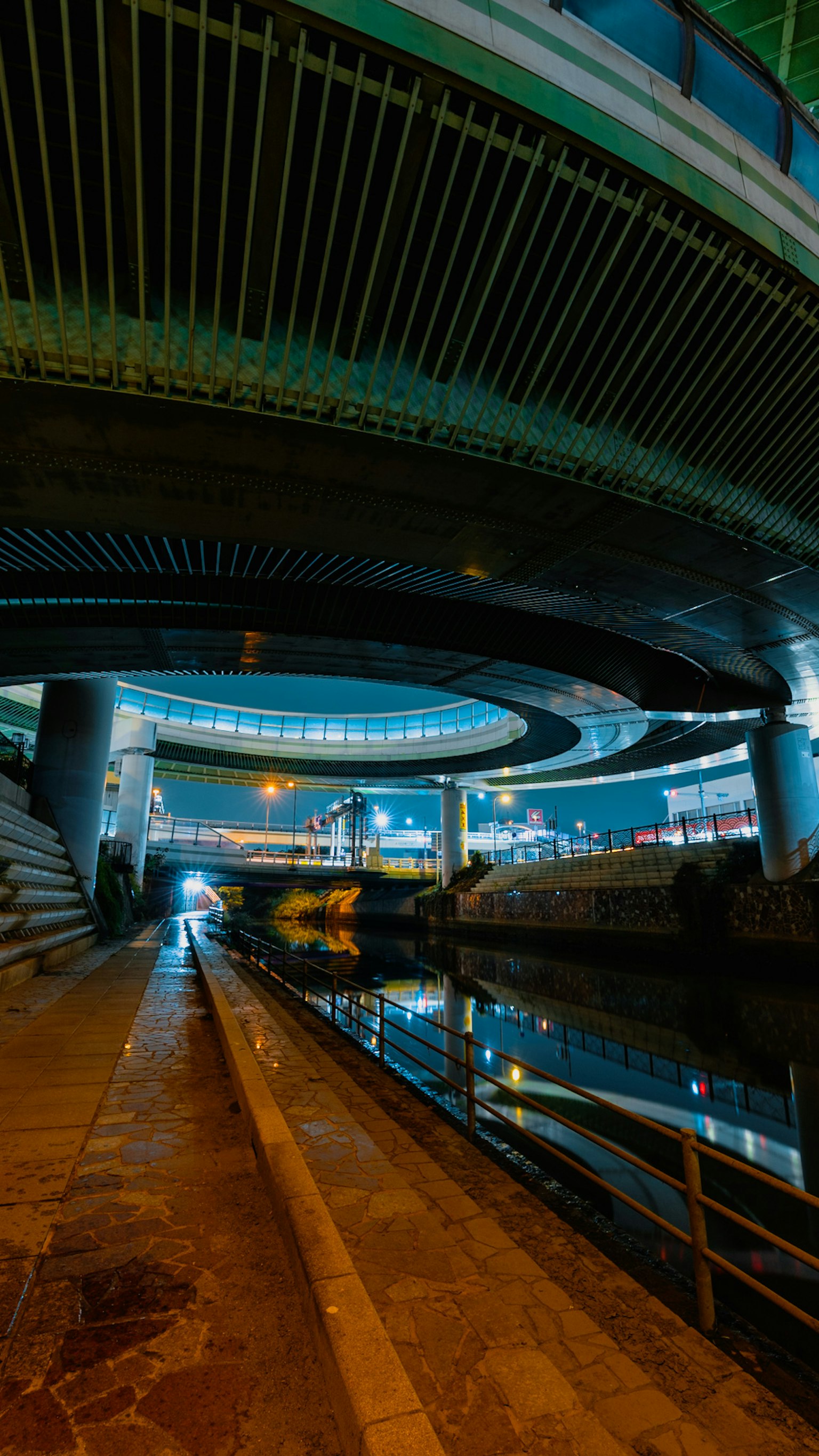 Estructura moderna en arco e iluminación debajo de un río