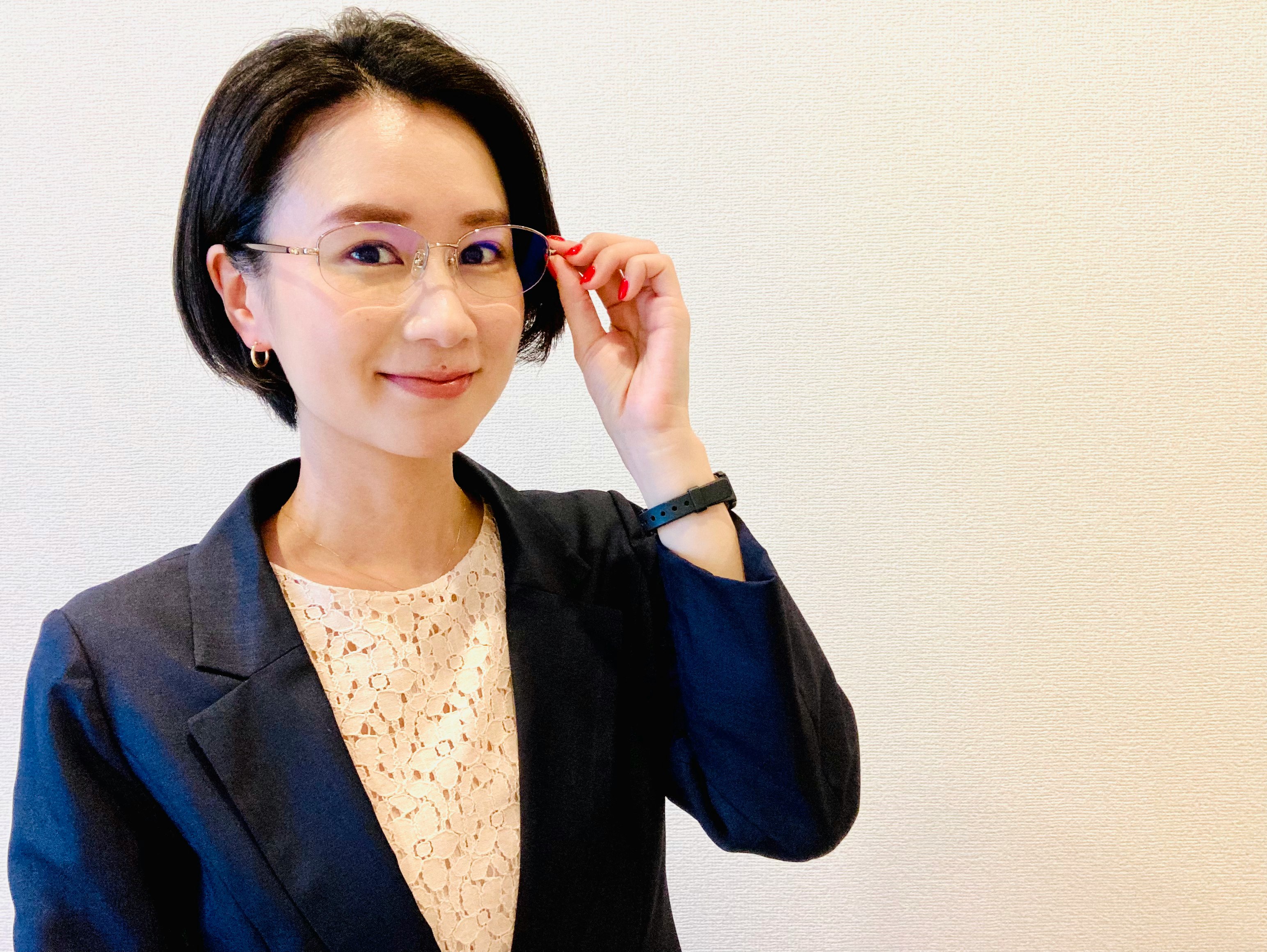 người phụ nữ chỉnh kính trong phong cách business casual
