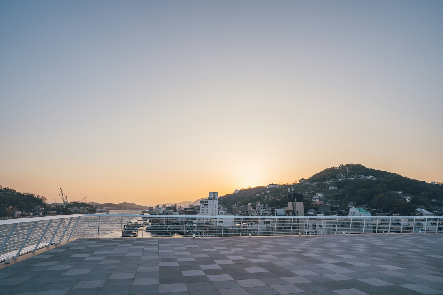 광장에서 바라본 산과 강 위의 석양