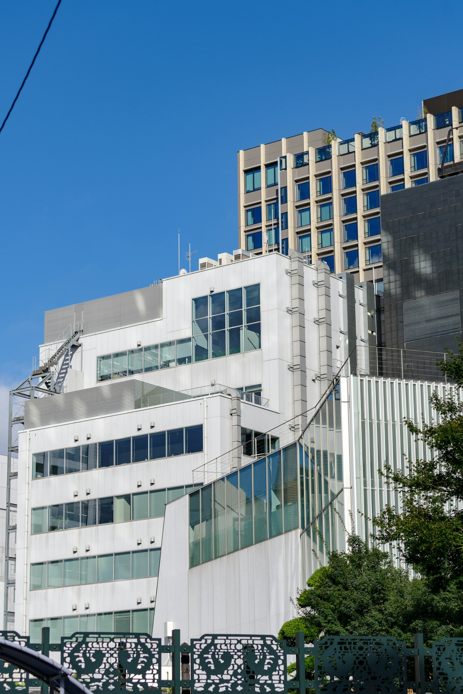 파란 하늘 아래 현대적인 흰색 건물과 고층 건물
