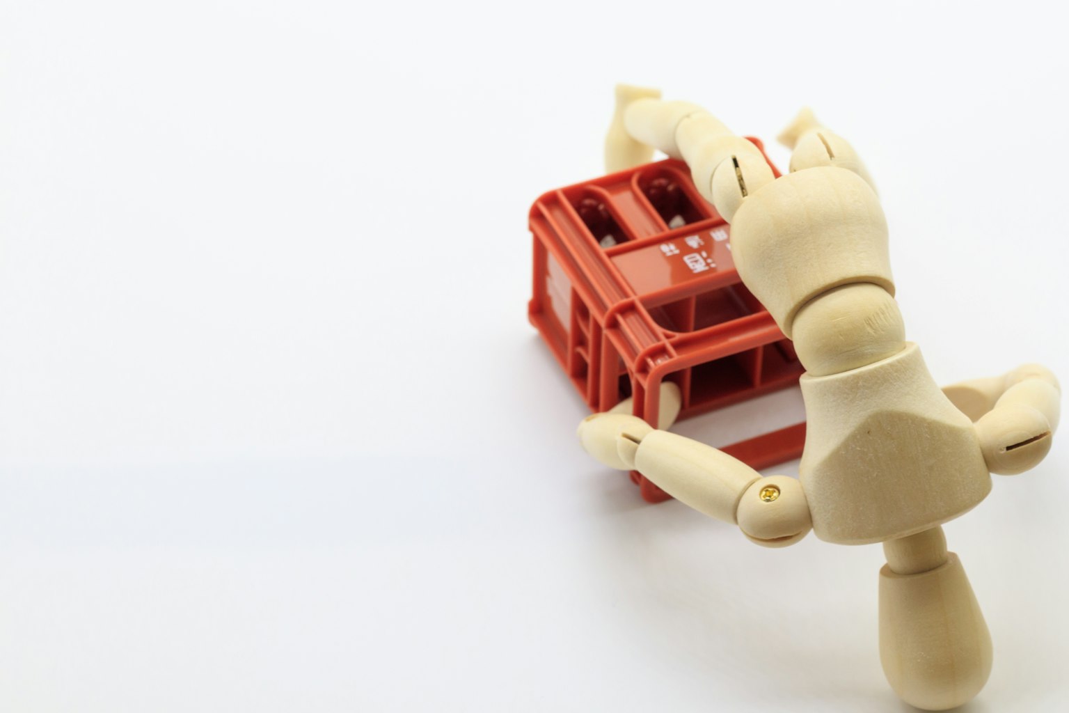 Mô hình gỗ đang cầm thùng đỏ