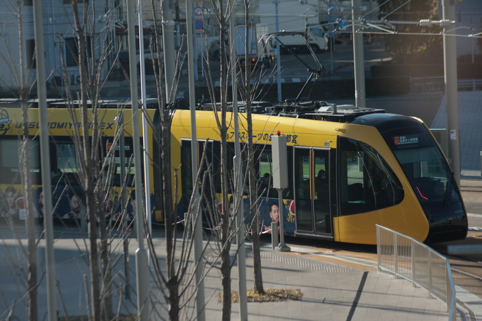 Tram kuning diparkir di lingkungan perkotaan