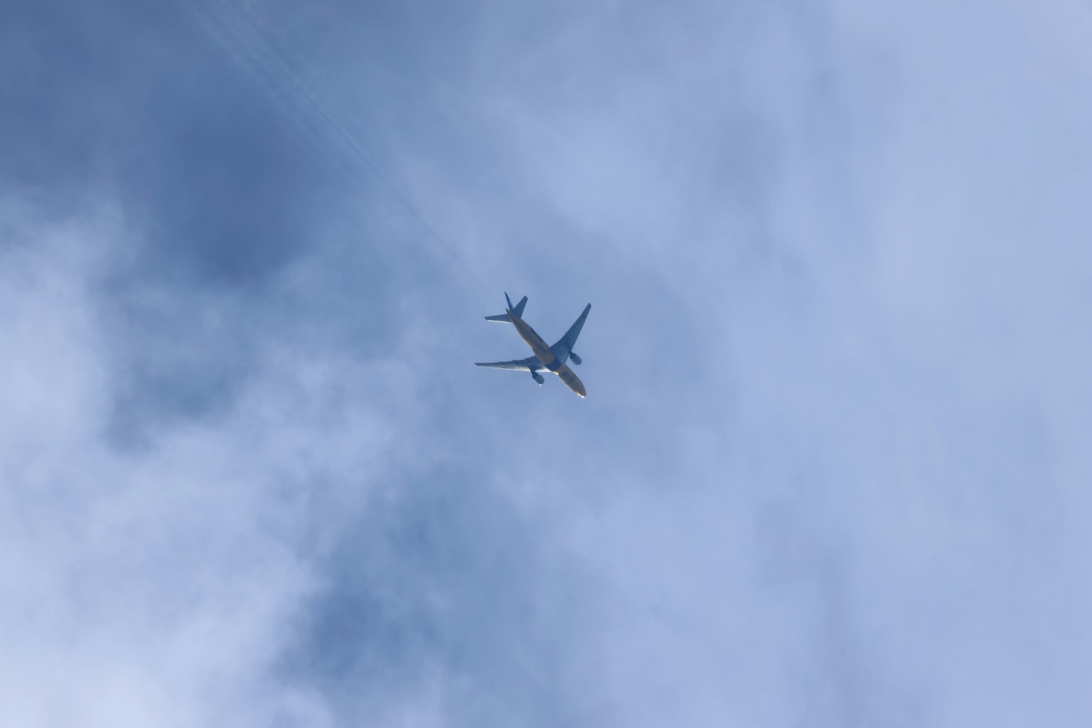 Flugzeug fliegt in einem klaren blauen Himmel von oben