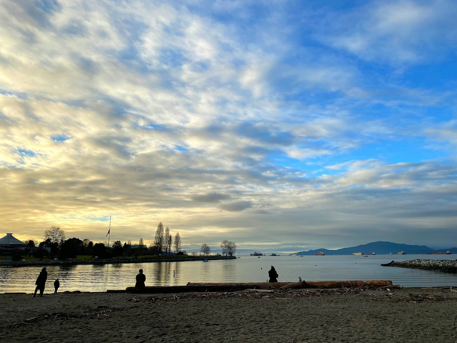 Vue pittoresque de la mer et du ciel avec des personnes marchant