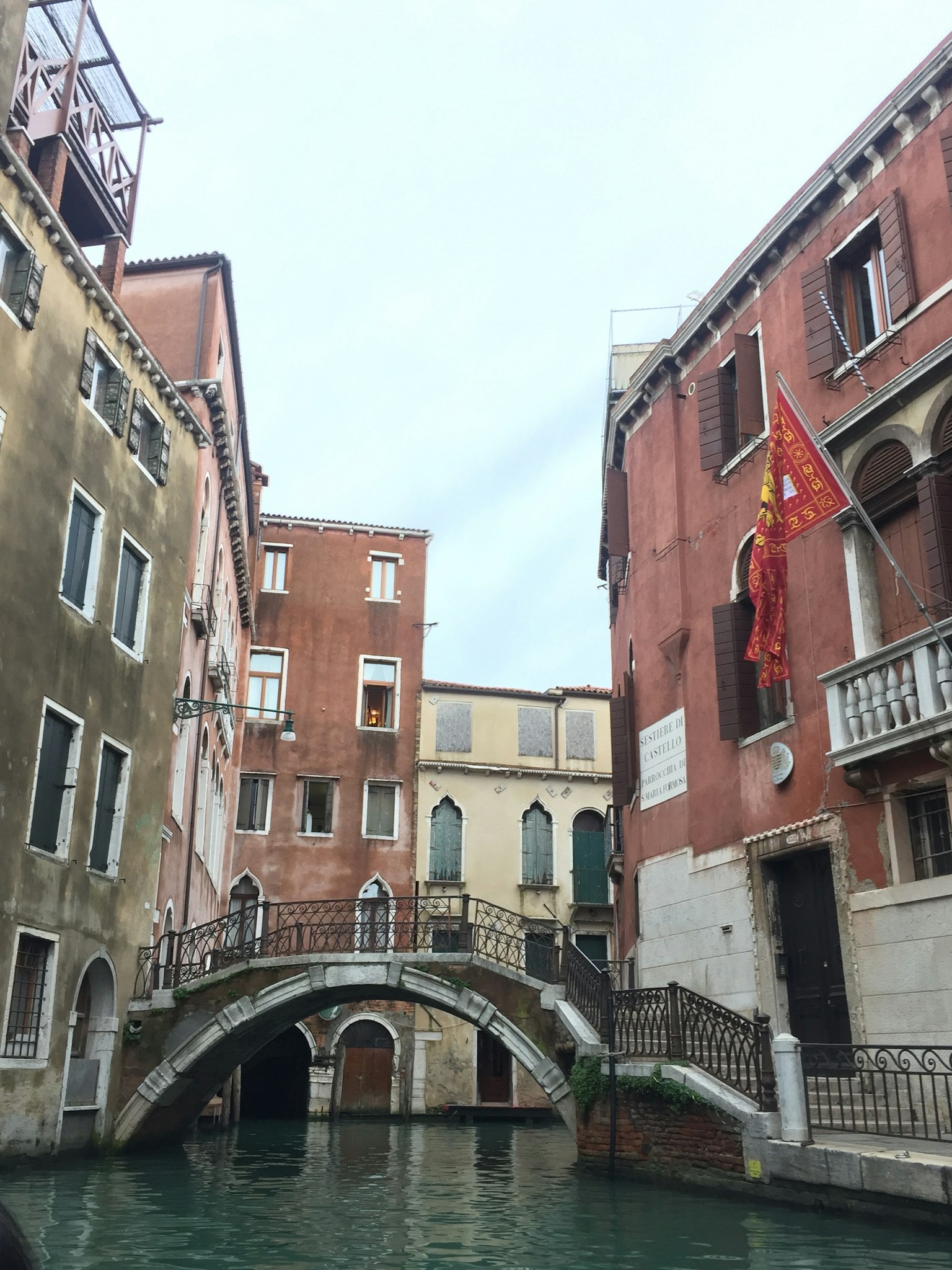 運河與古老建築和拱橋的景觀