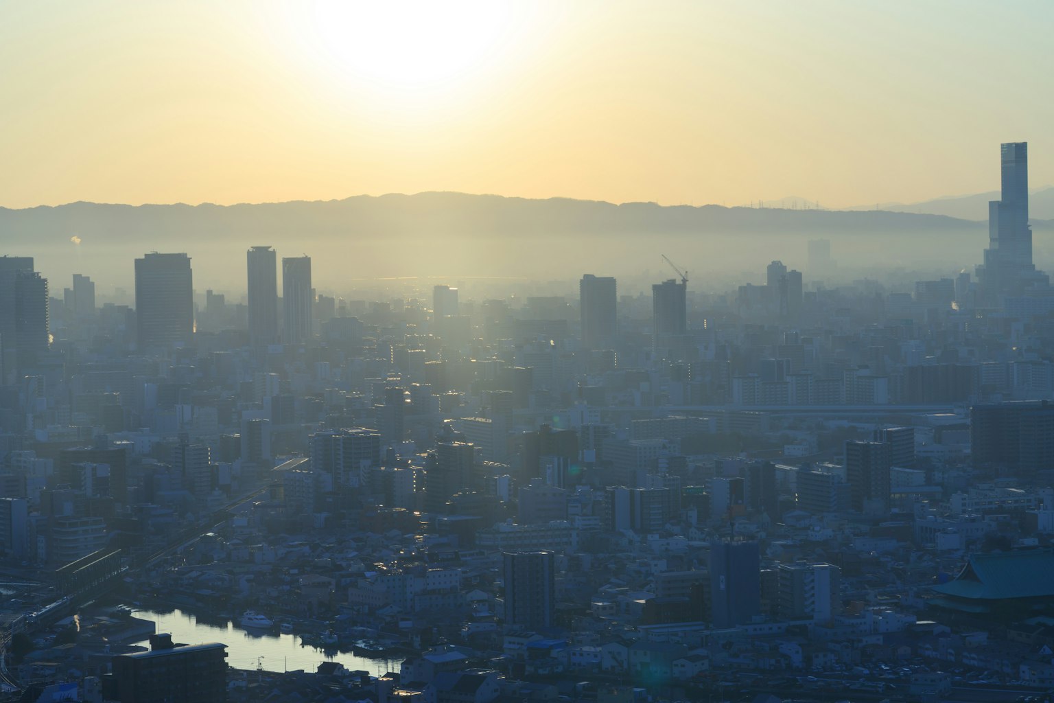 日落时的城市景观，雾气和建筑轮廓