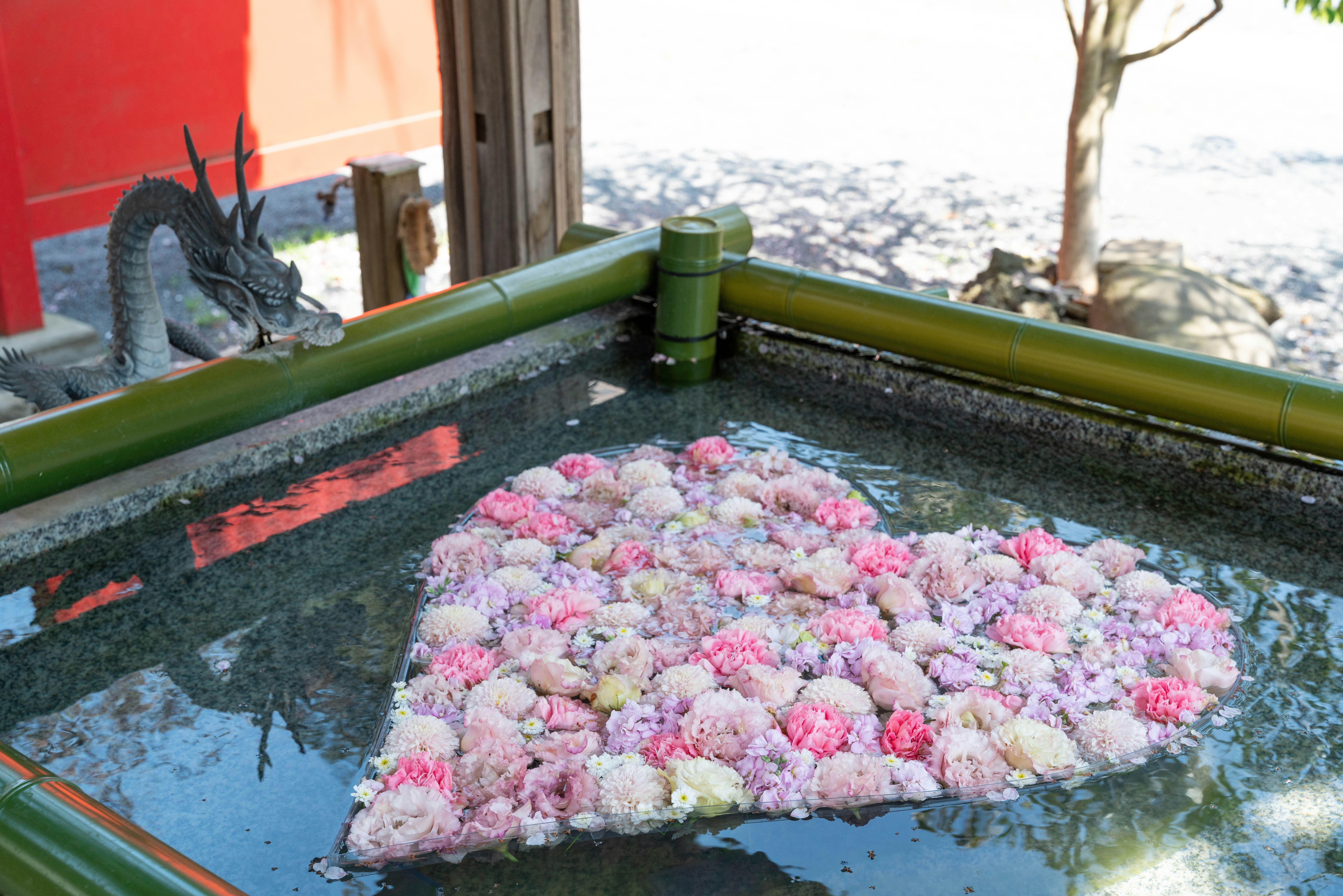 湯船に浮かぶ色とりどりの花びらの入浴風景