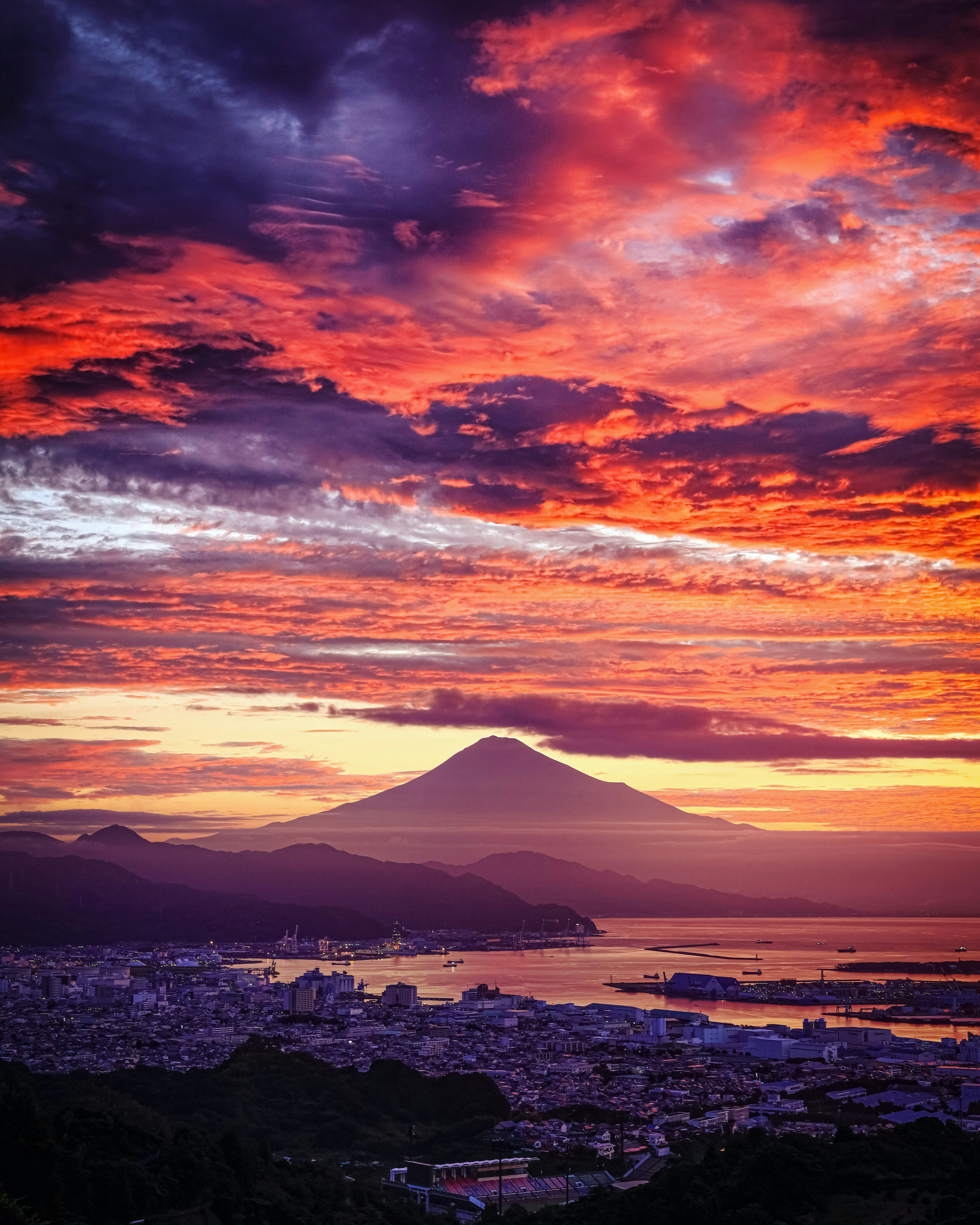 夕焼けの富士山と日本平の海岸の街並み