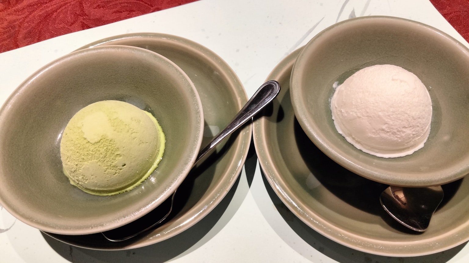 ไอศกรีมชาเขียวและไอศกรีมวานิลลาที่เสิร์ฟในชาม