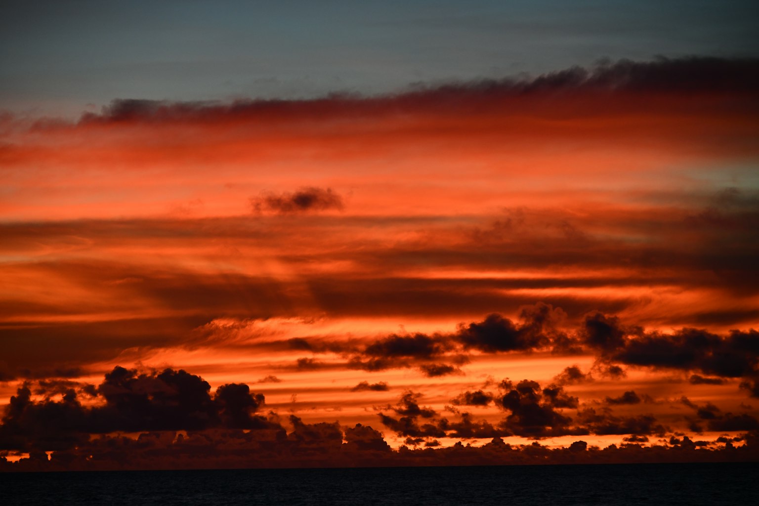 美麗的夕陽天空，紅色和橙色調及黑暗的雲朵