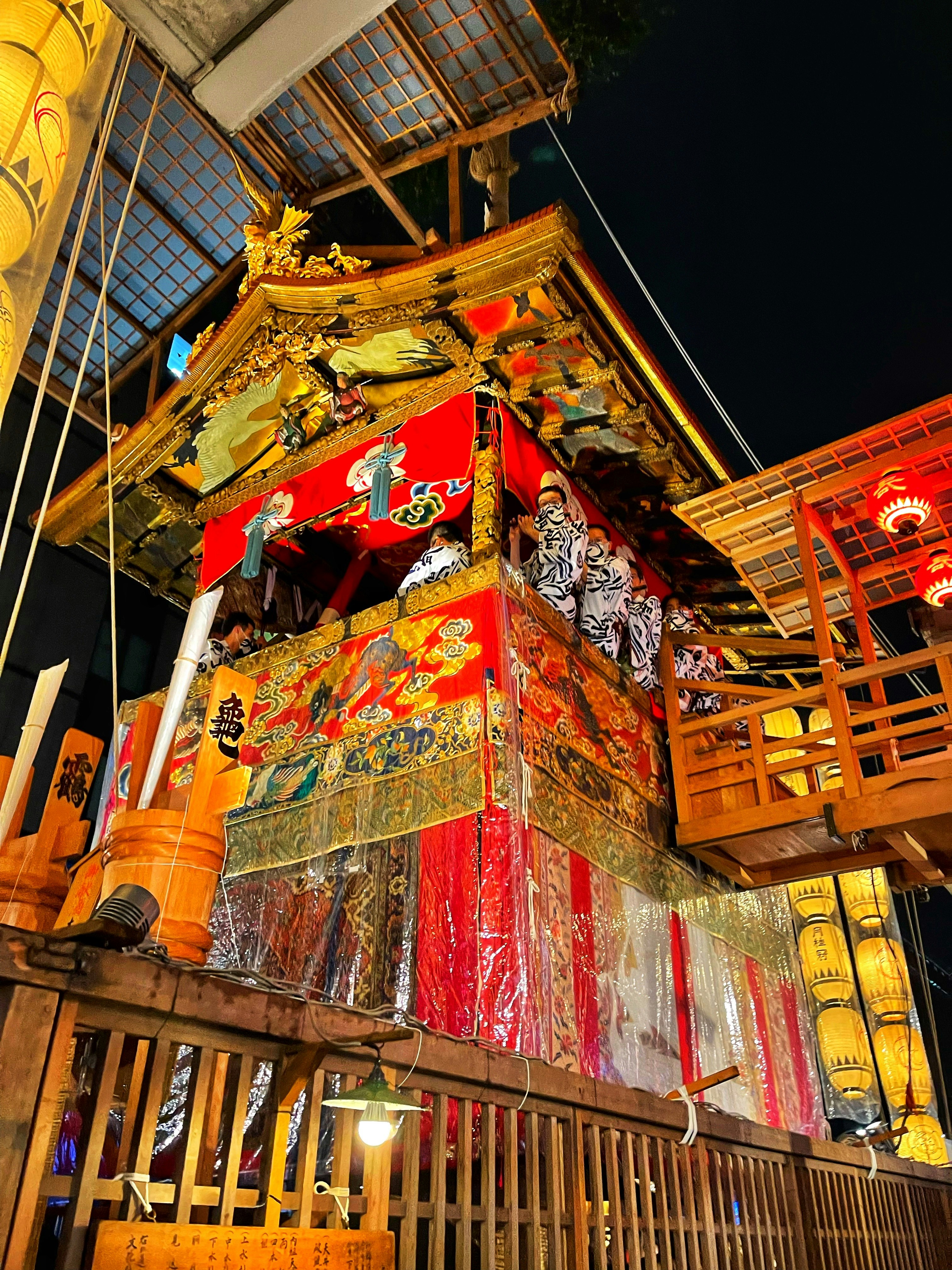 祇園祭の山鉾が提灯と提灯灯りの下で夜にそびえる