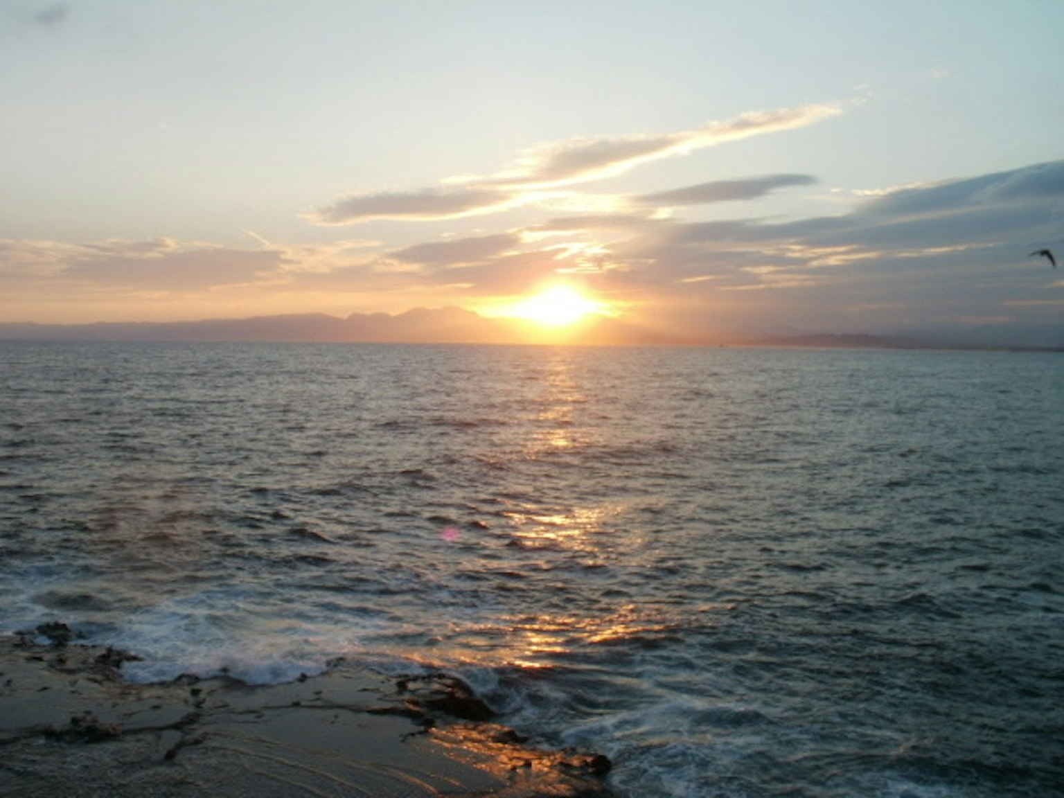 海と夕日の美しい風景