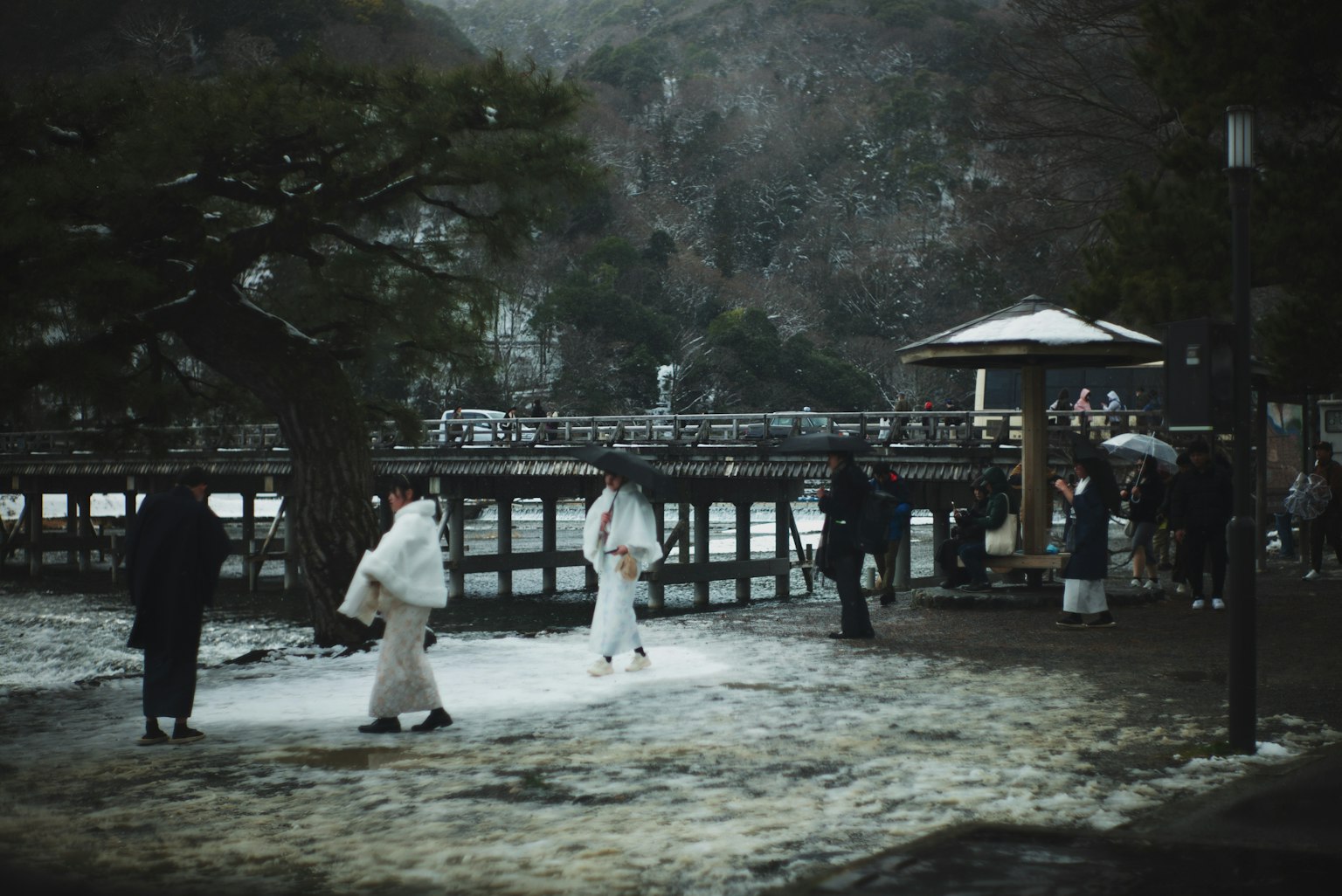 穿着白色衣服的人在雪中行走，背景风景优美