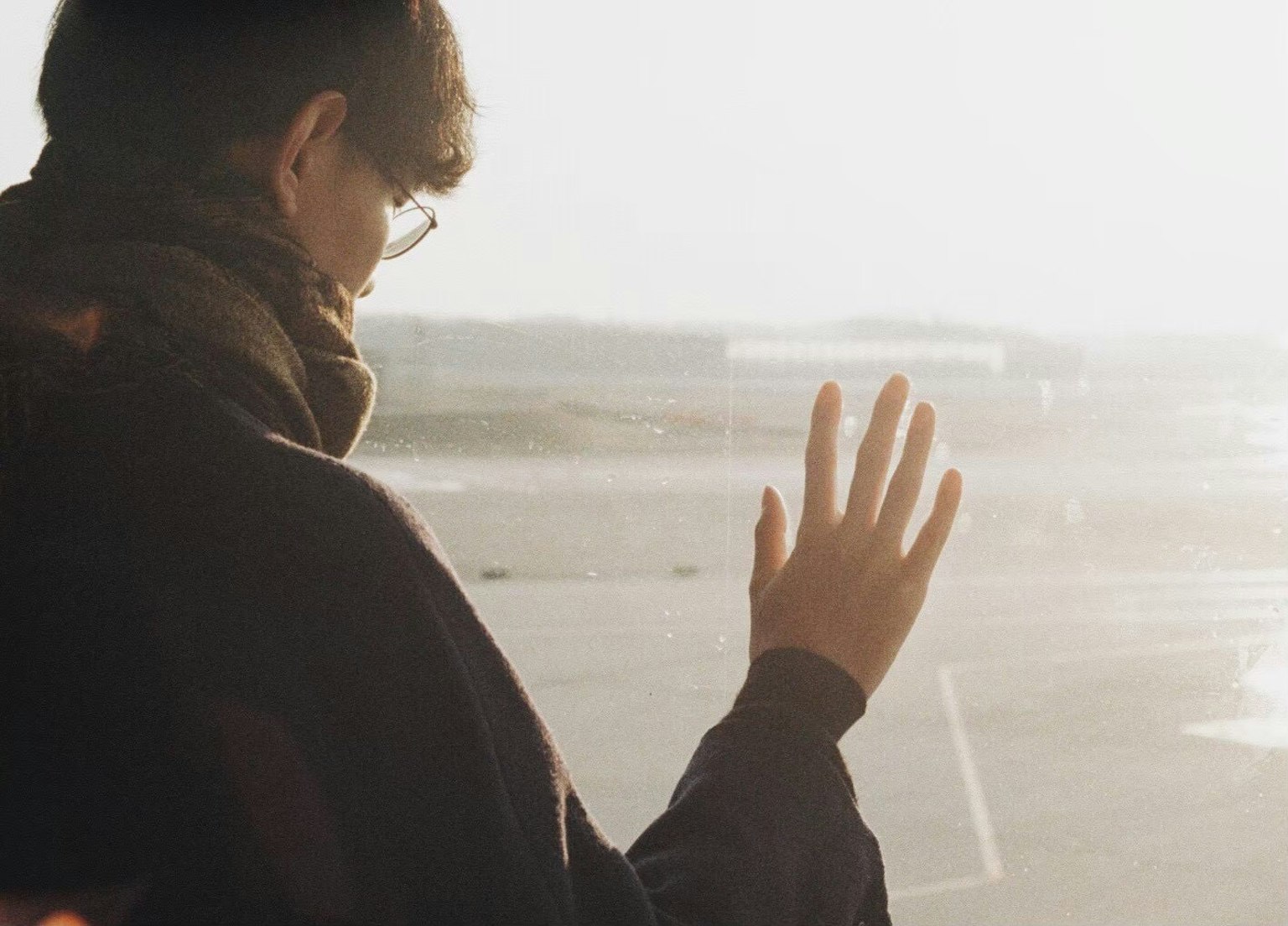 Silhouette d'une personne faisant signe à l'aéroport