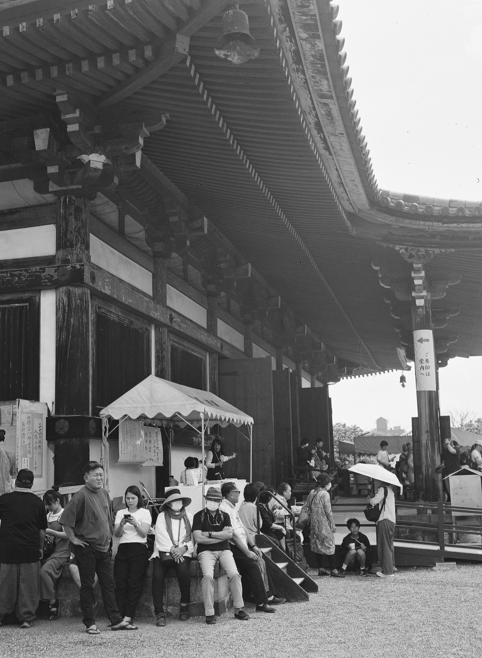 東寺の回廊前で人が並ぶ参拝風景