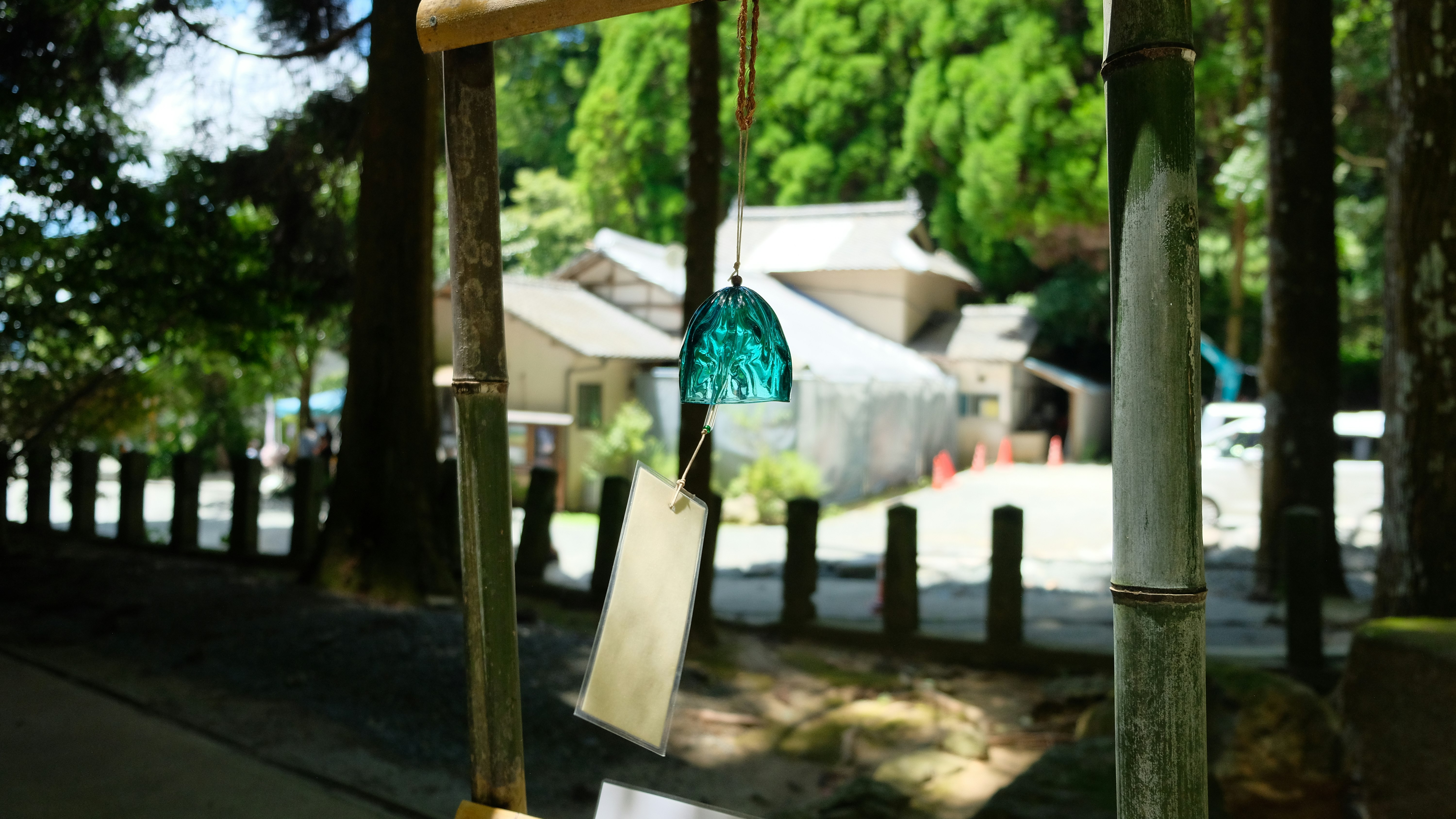 彦嶽宮の風鈴が揺れる参道の景色