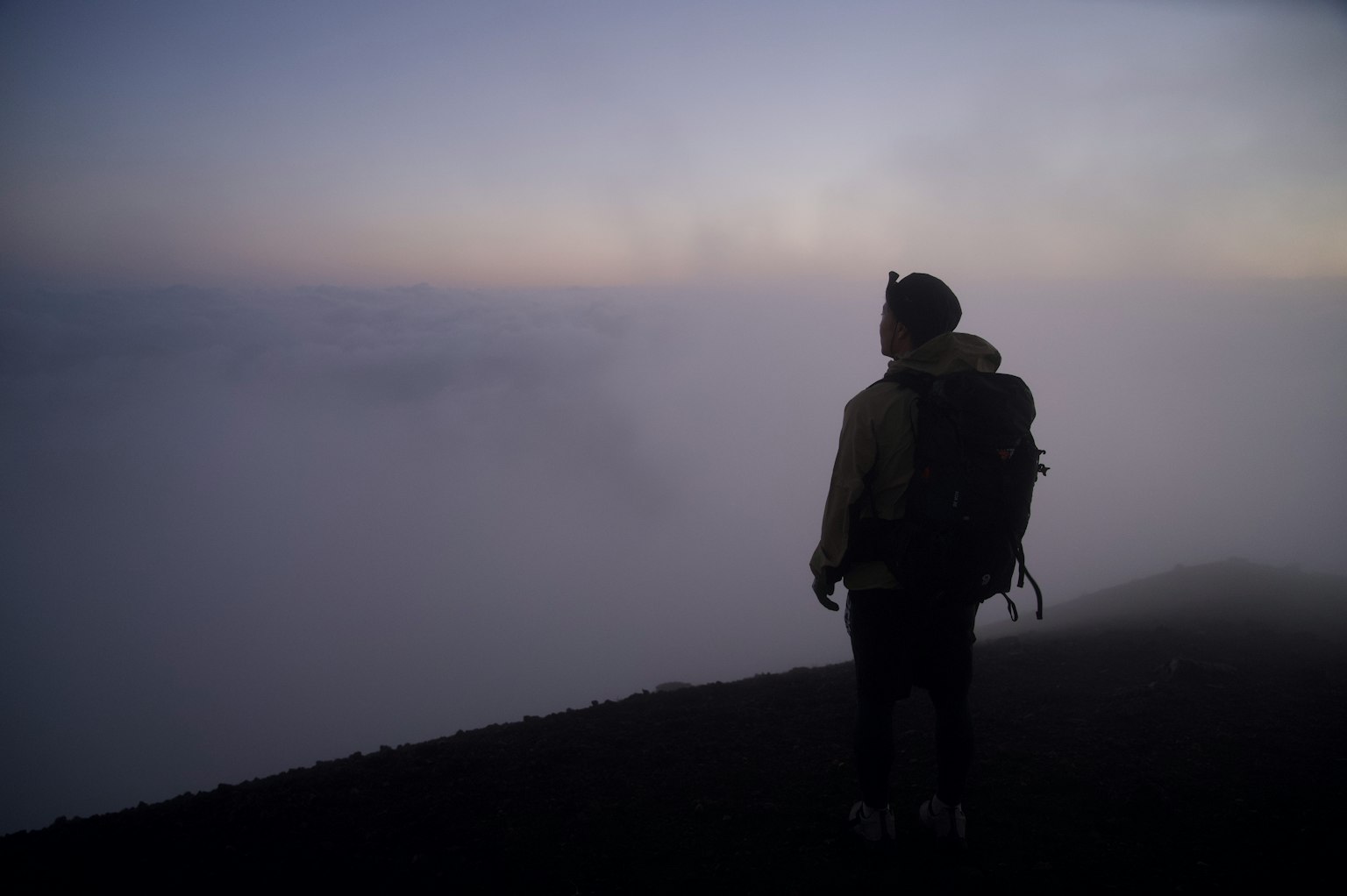 霧中站立的登山者的輪廓