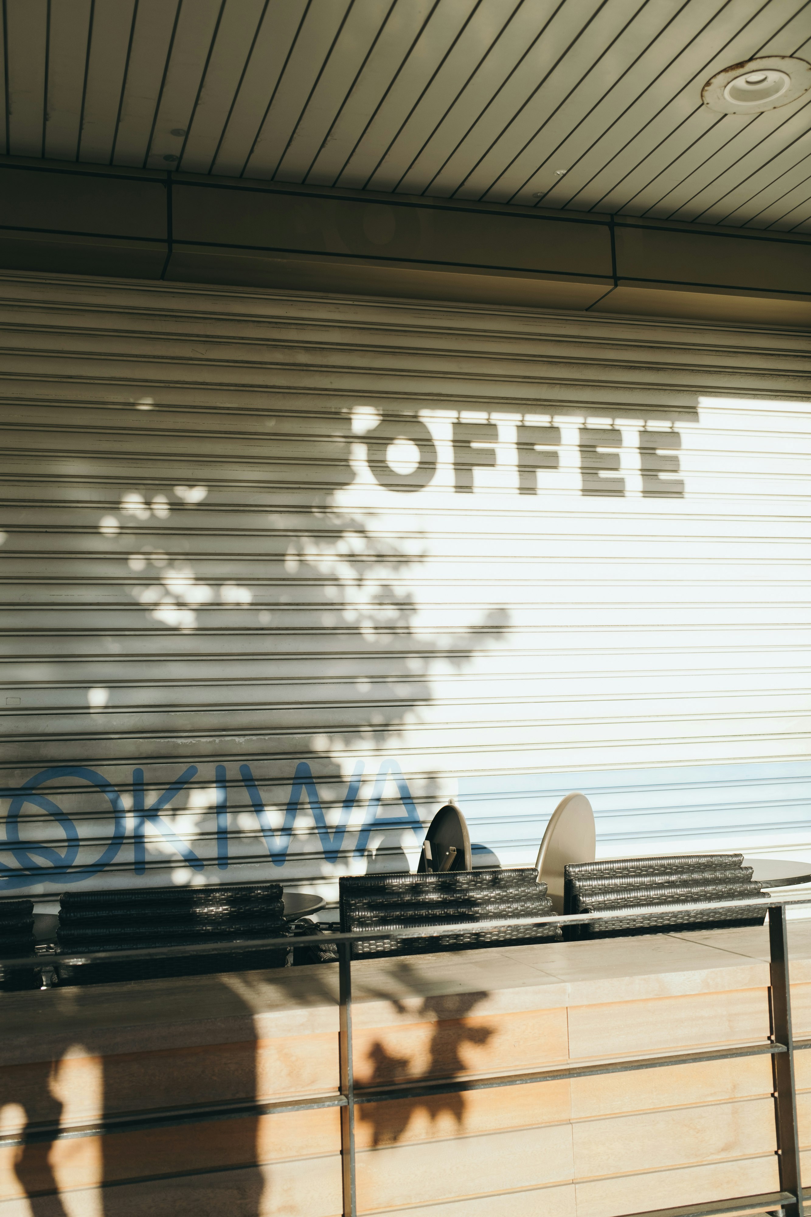 letrero « COFFEE » en el cierre de la tienda y mostrador de barista