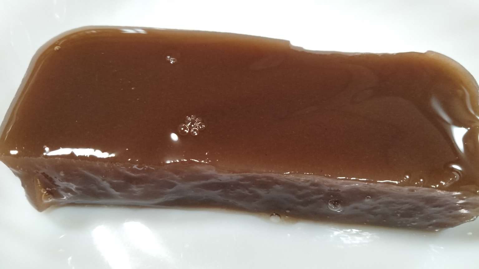 棕色果凍狀甜點的切片